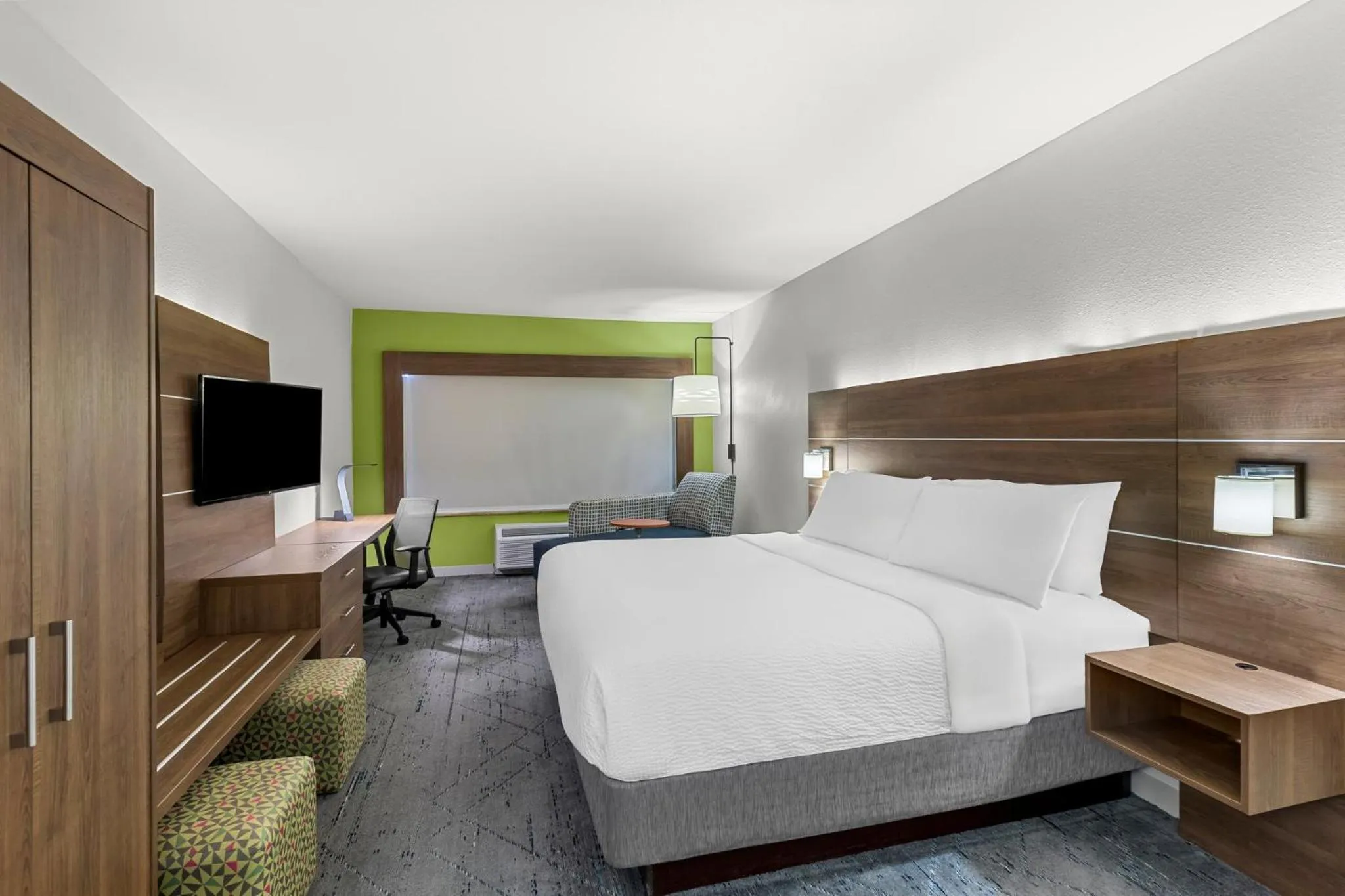 Photo of the whole room, Bed in Holiday Inn Express Hotel & Suites Savannah Midtown by IHG