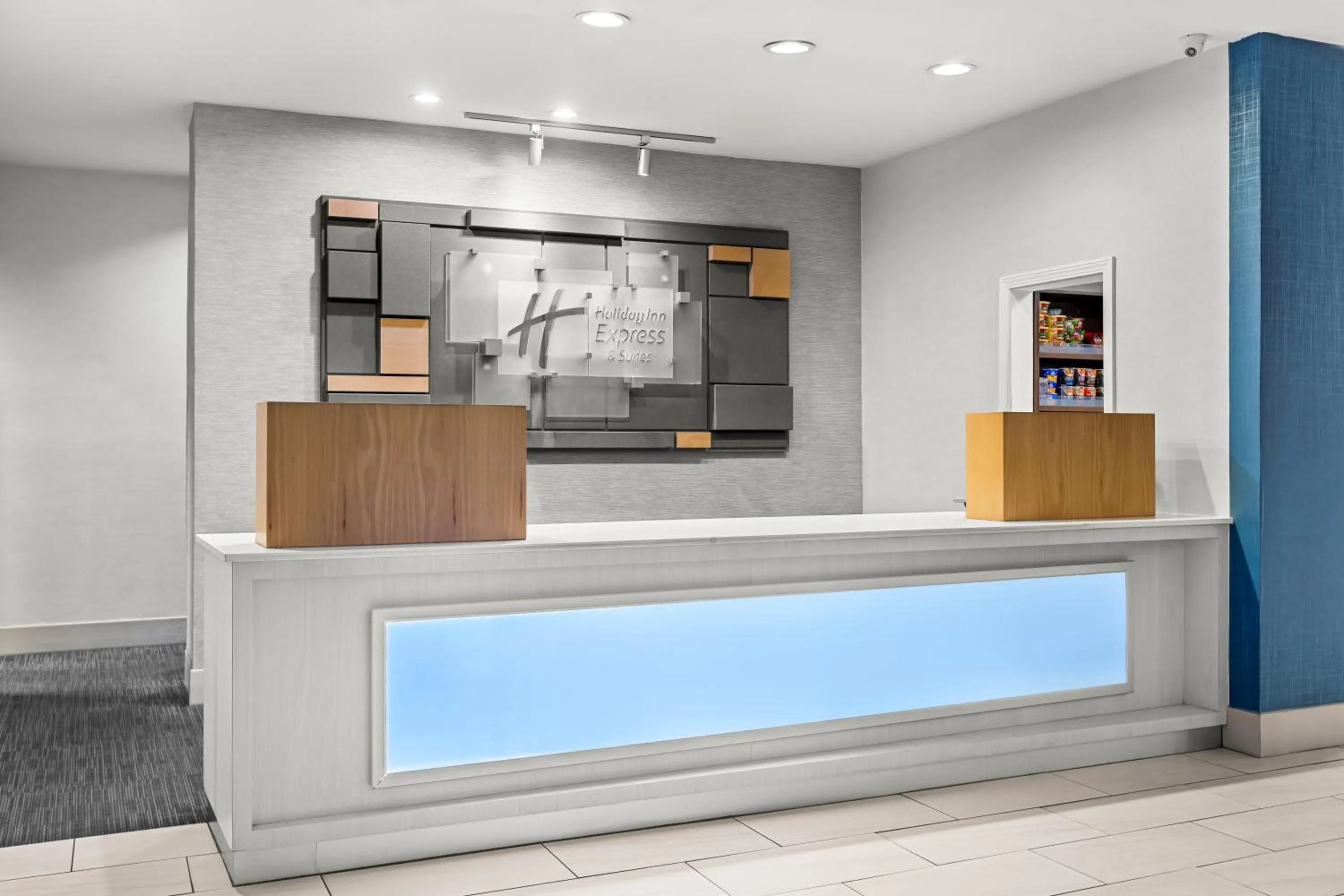 Lobby or reception in Holiday Inn Express Hotel & Suites Savannah Midtown by IHG