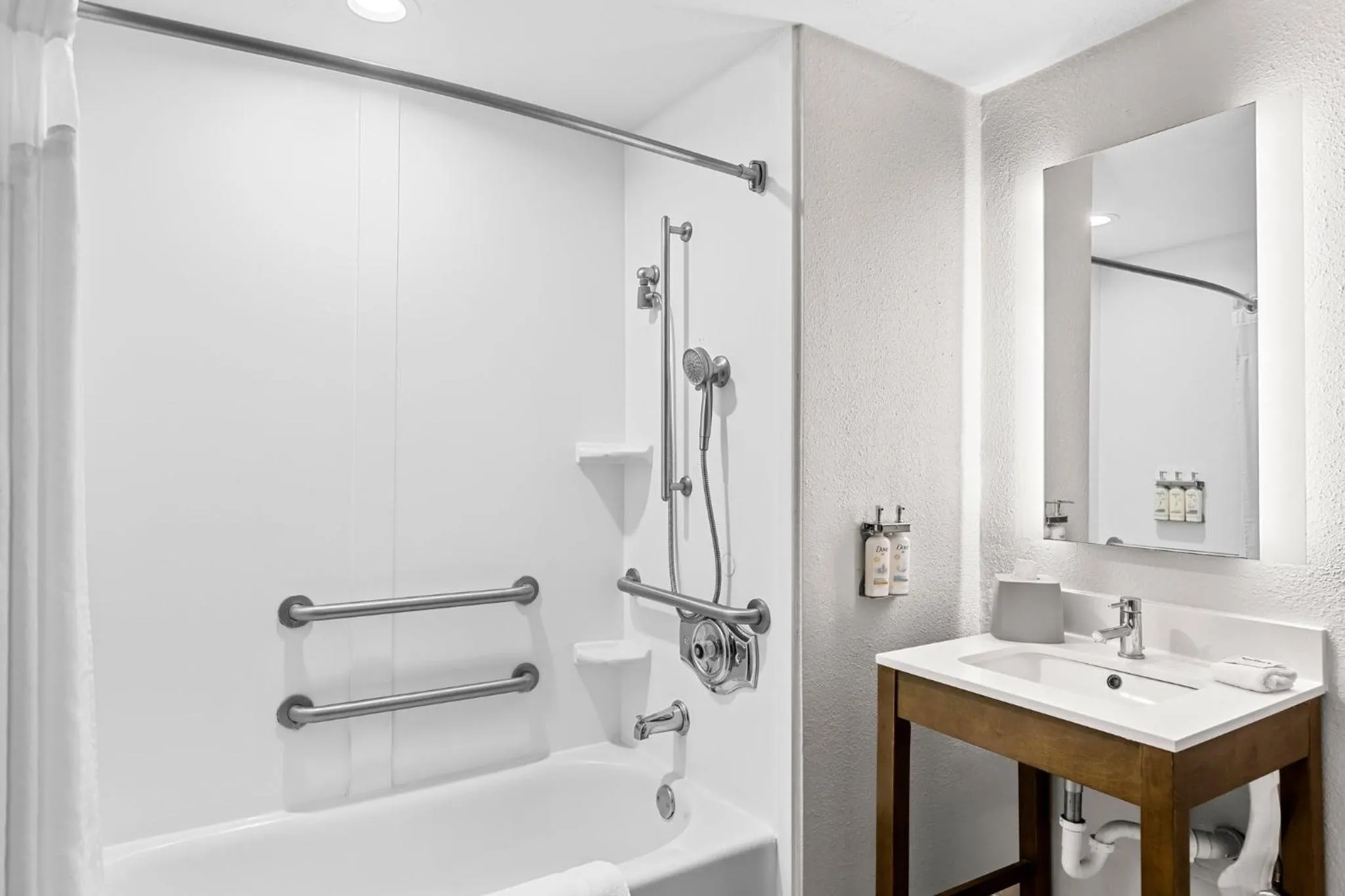 Photo of the whole room in Holiday Inn Express Hotel & Suites Savannah Midtown by IHG