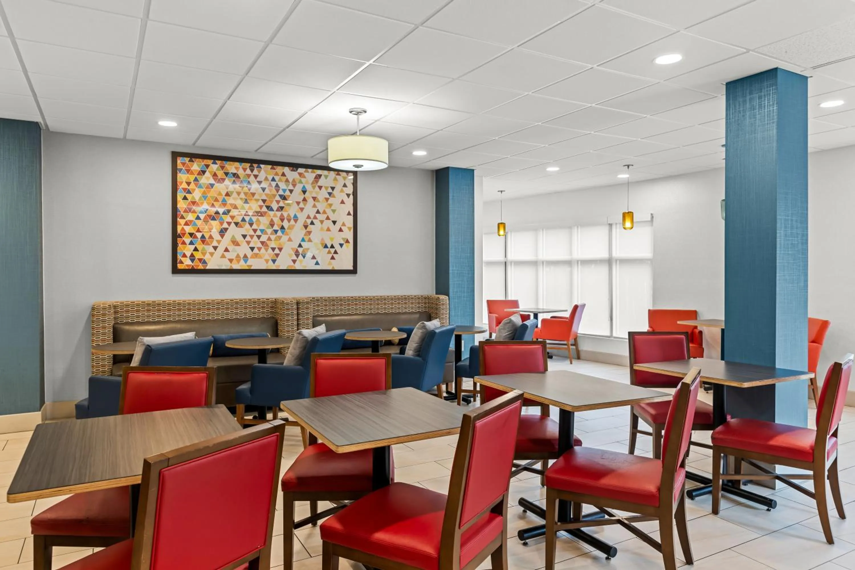 Seating area in Holiday Inn Express Hotel & Suites Savannah Midtown by IHG