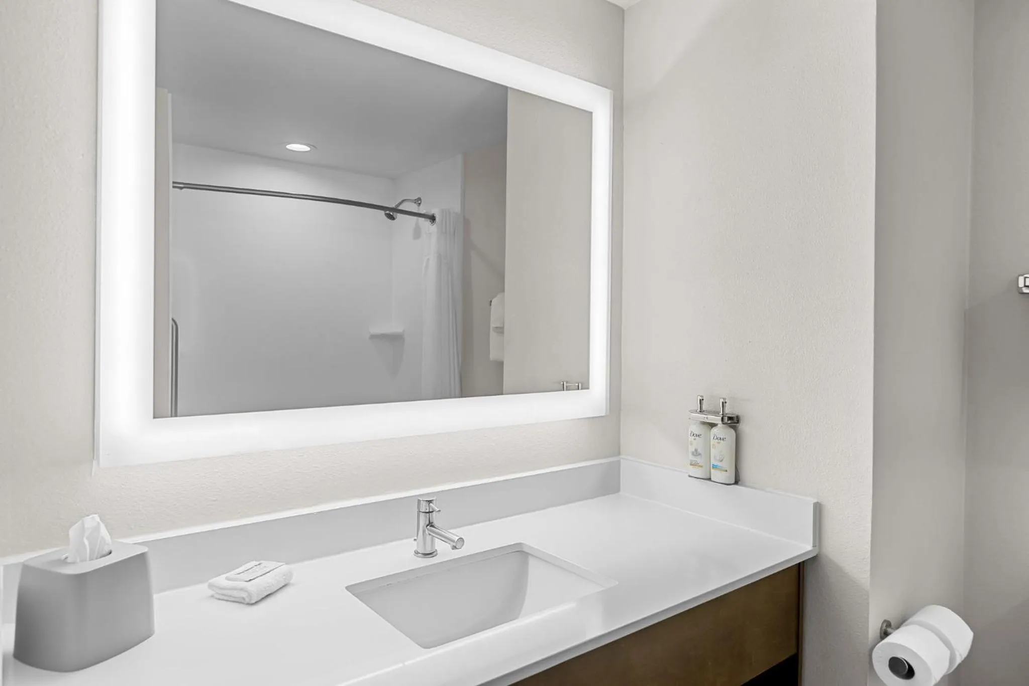 Photo of the whole room in Holiday Inn Express Hotel & Suites Savannah Midtown by IHG