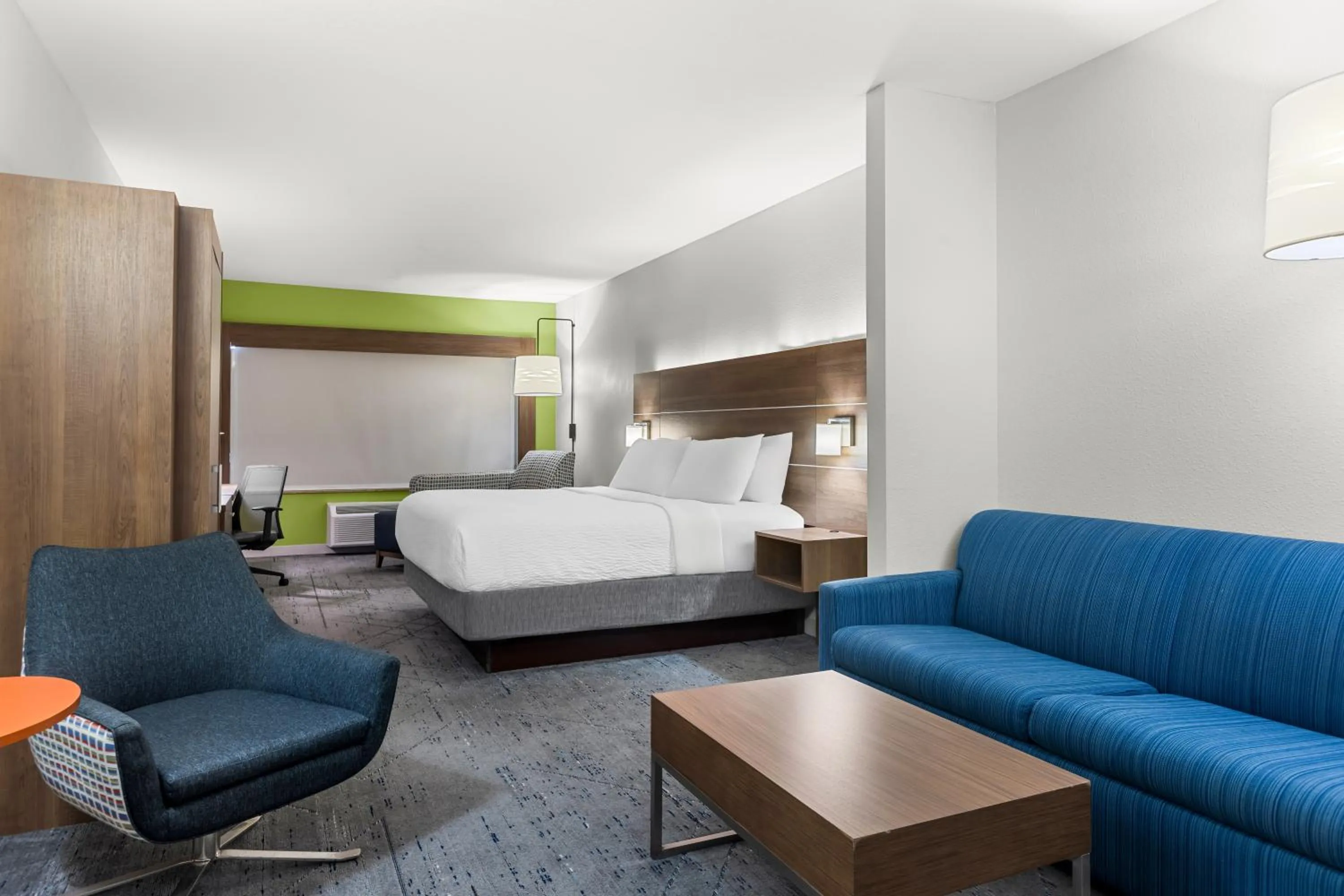 Photo of the whole room, Bed in Holiday Inn Express Hotel & Suites Savannah Midtown by IHG