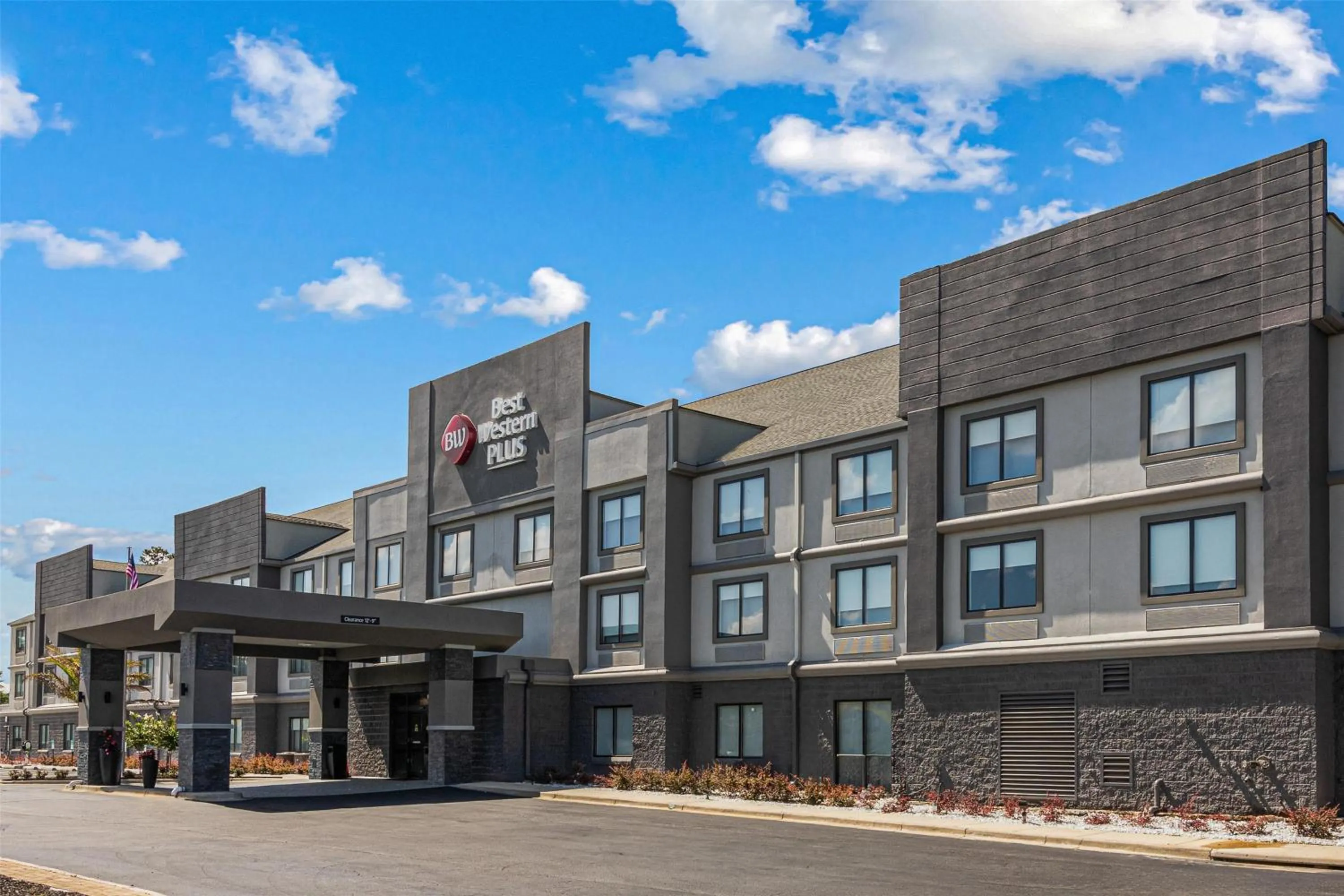 Property building in Best Western Plus Savannah Gateway