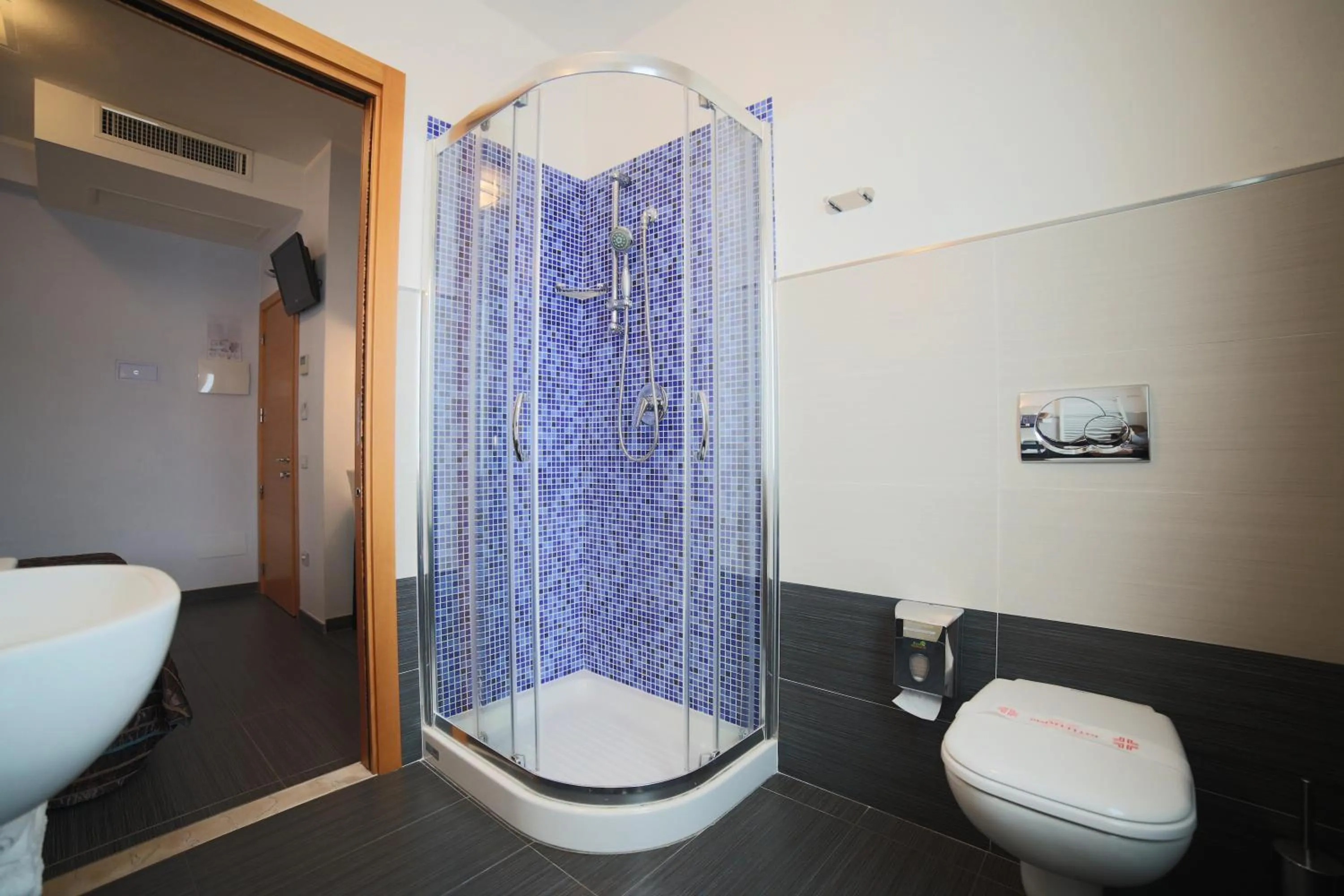 Shower in Hotel Caribia Pinarella