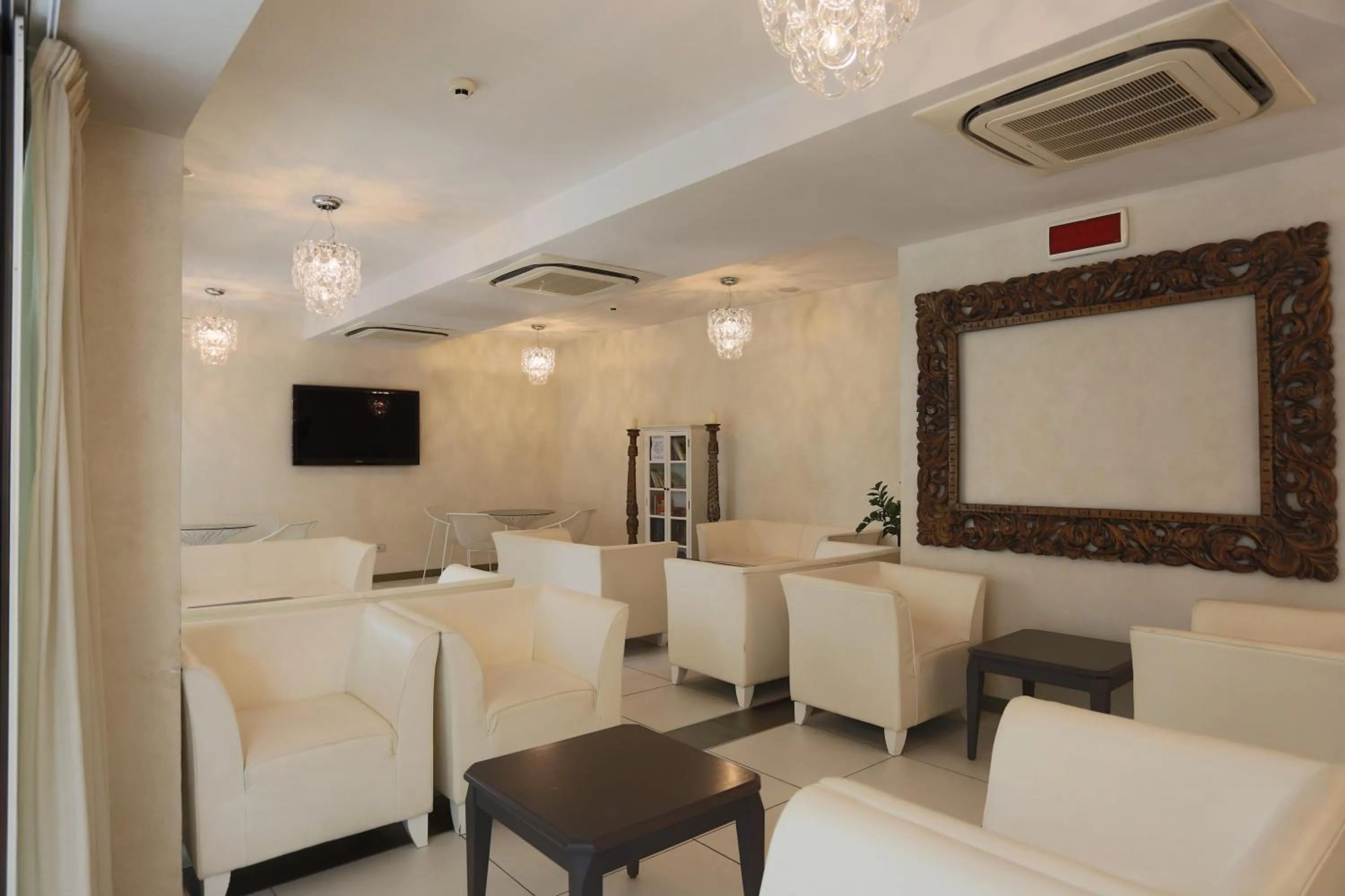 Communal lounge/ TV room in Hotel Caribia Pinarella