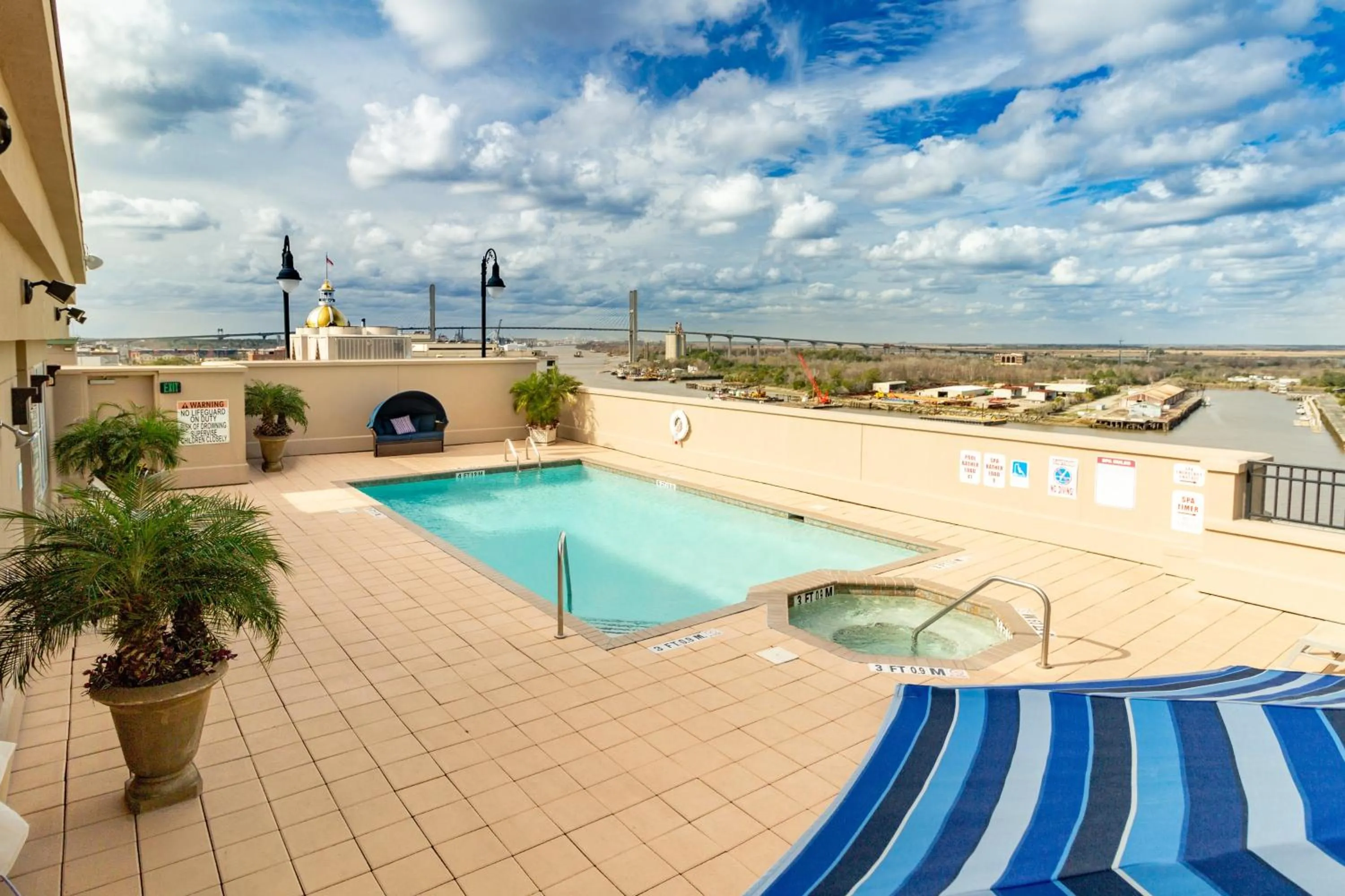 Swimming pool in Holiday Inn Express Savannah - Historic District
