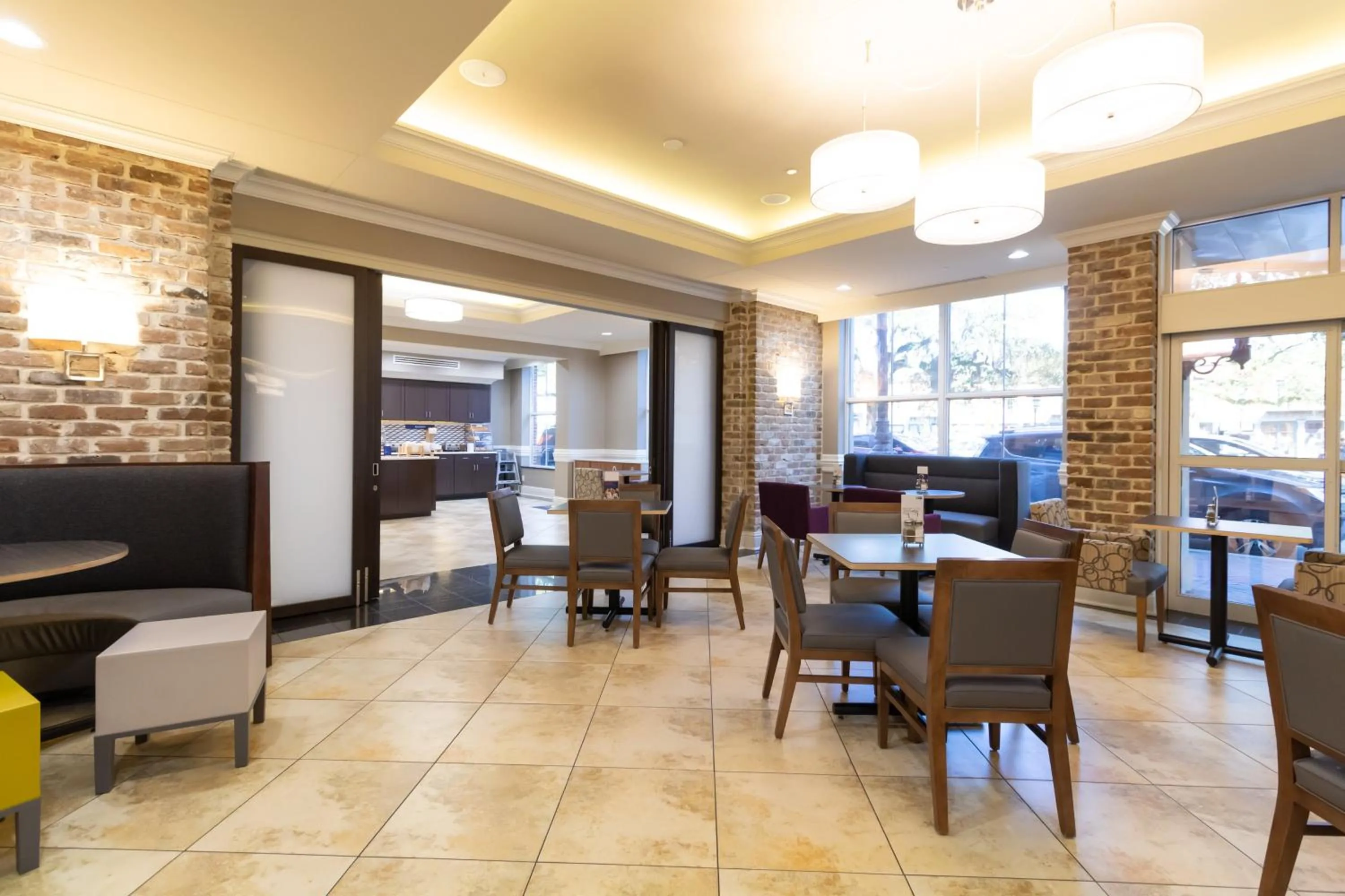 Breakfast in Holiday Inn Express Savannah - Historic District