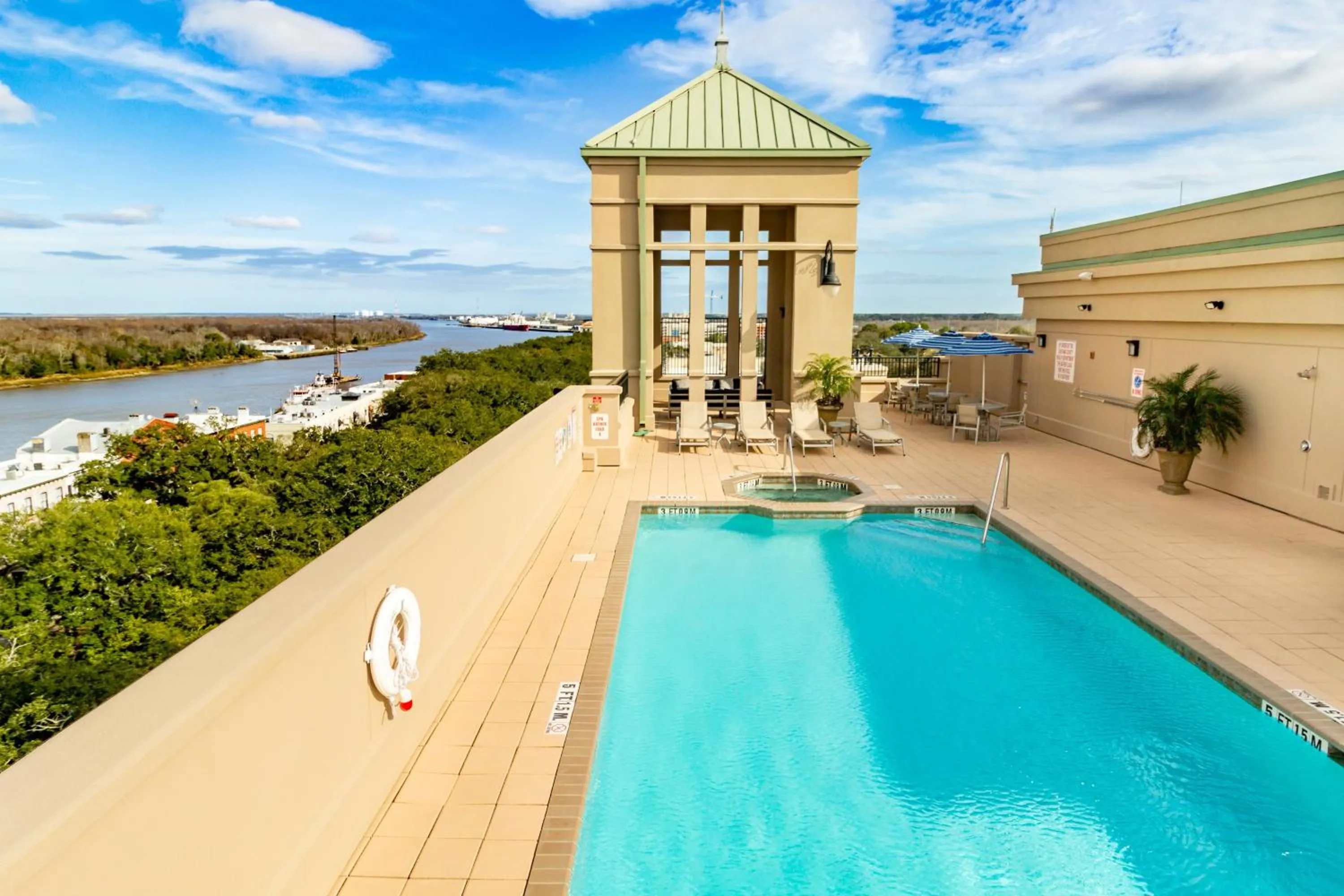 Swimming pool in Holiday Inn Express Savannah - Historic District