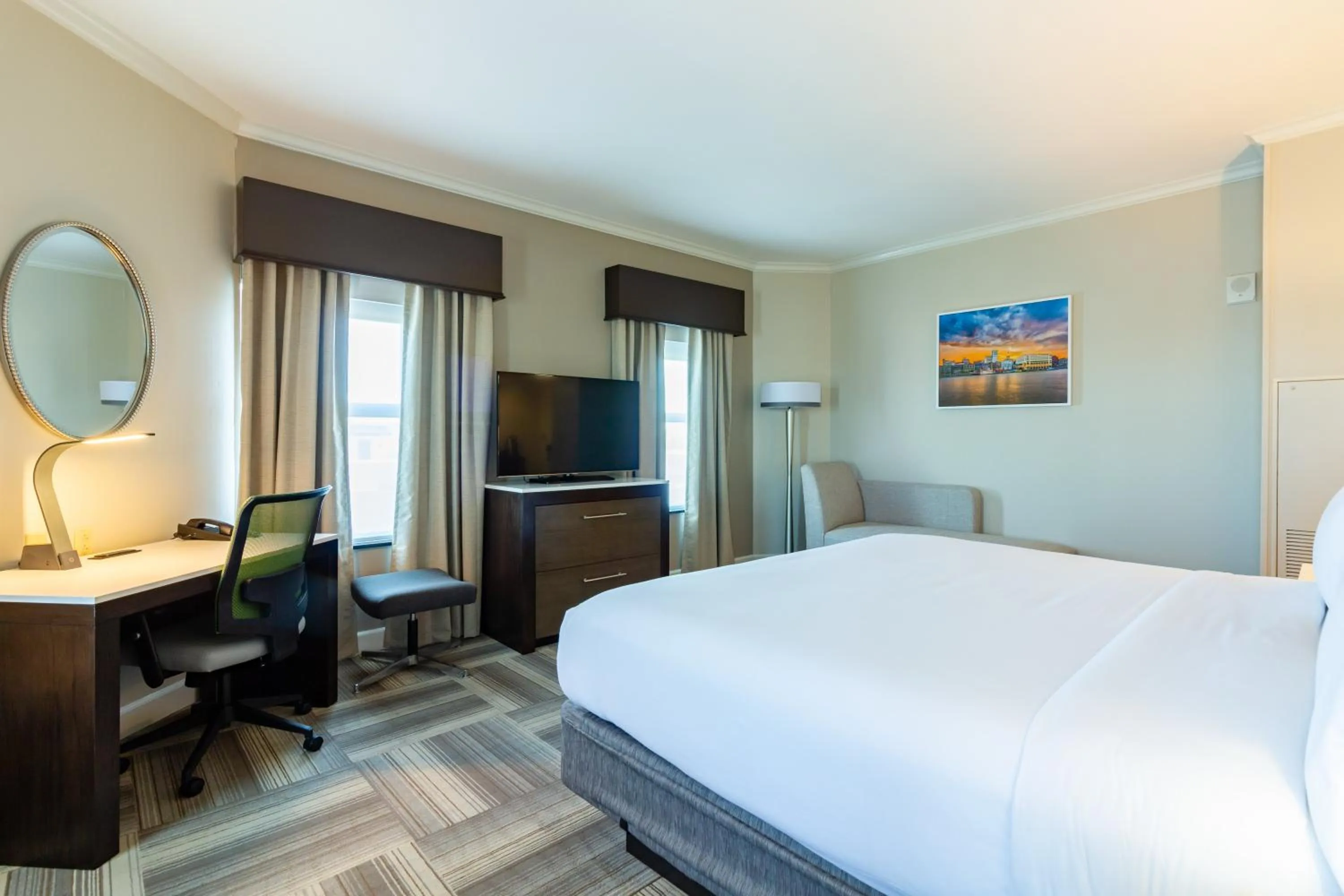 Photo of the whole room, Bed in Holiday Inn Express Savannah - Historic District