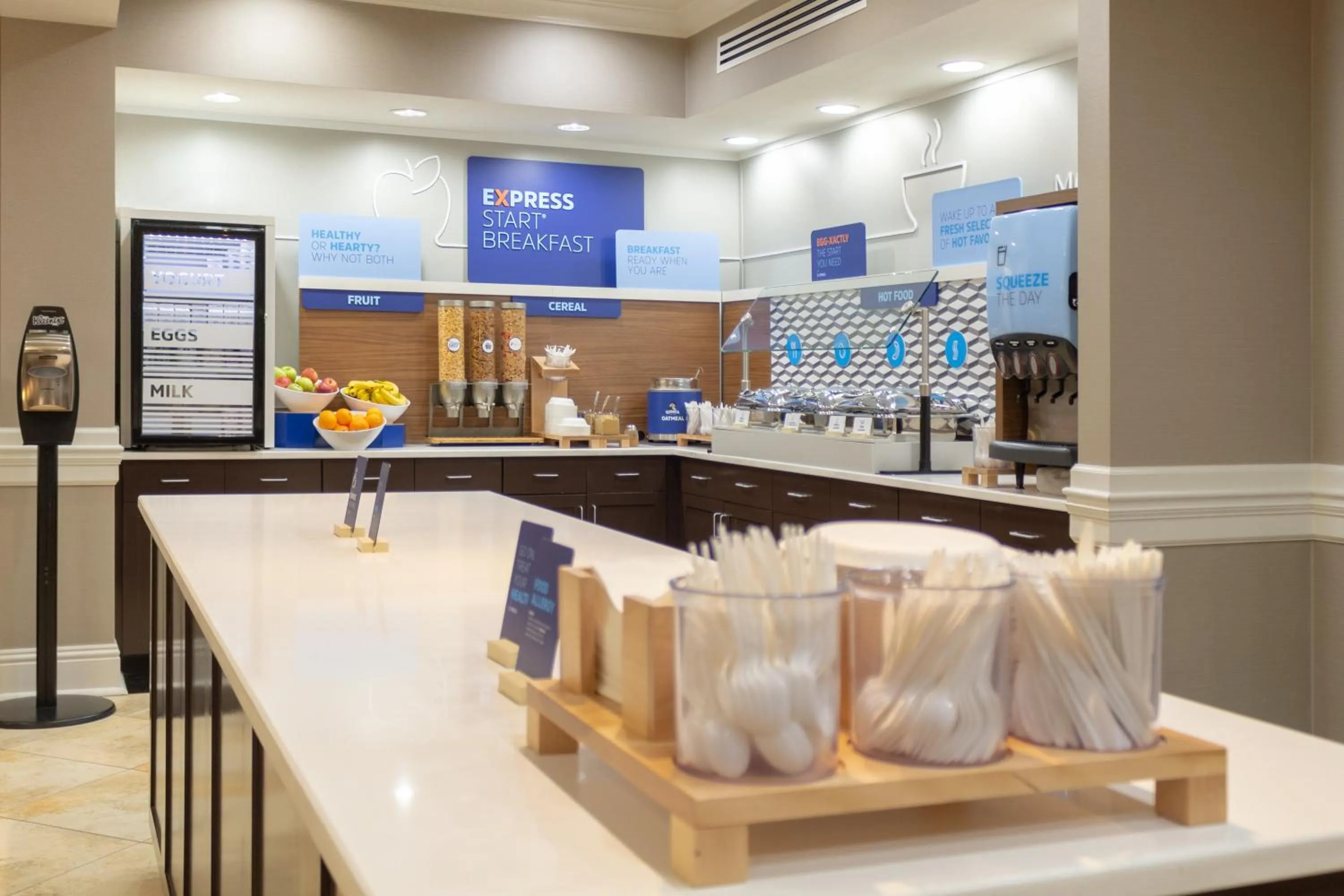 Breakfast in Holiday Inn Express Savannah - Historic District