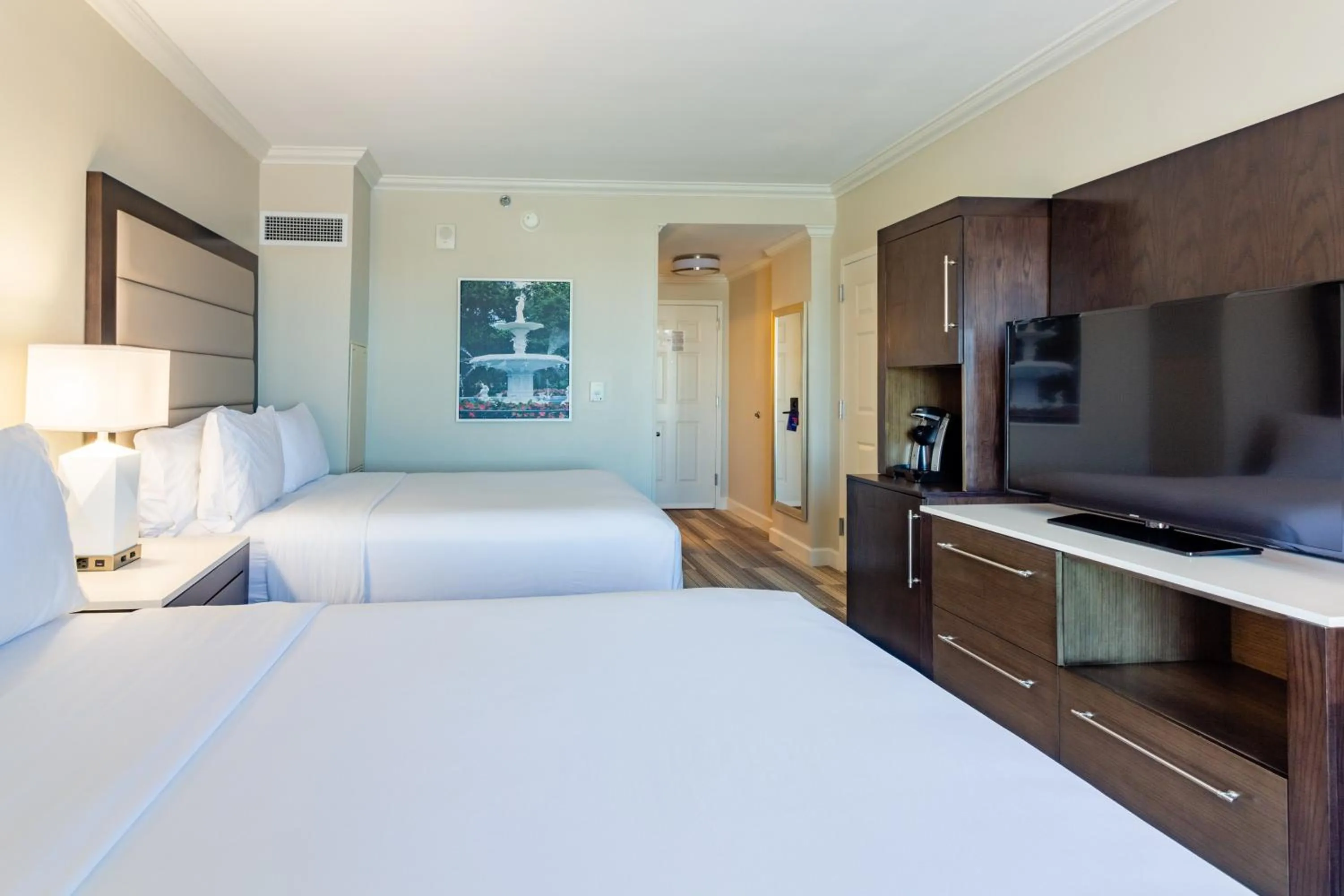 Photo of the whole room, Bed in Holiday Inn Express Savannah - Historic District