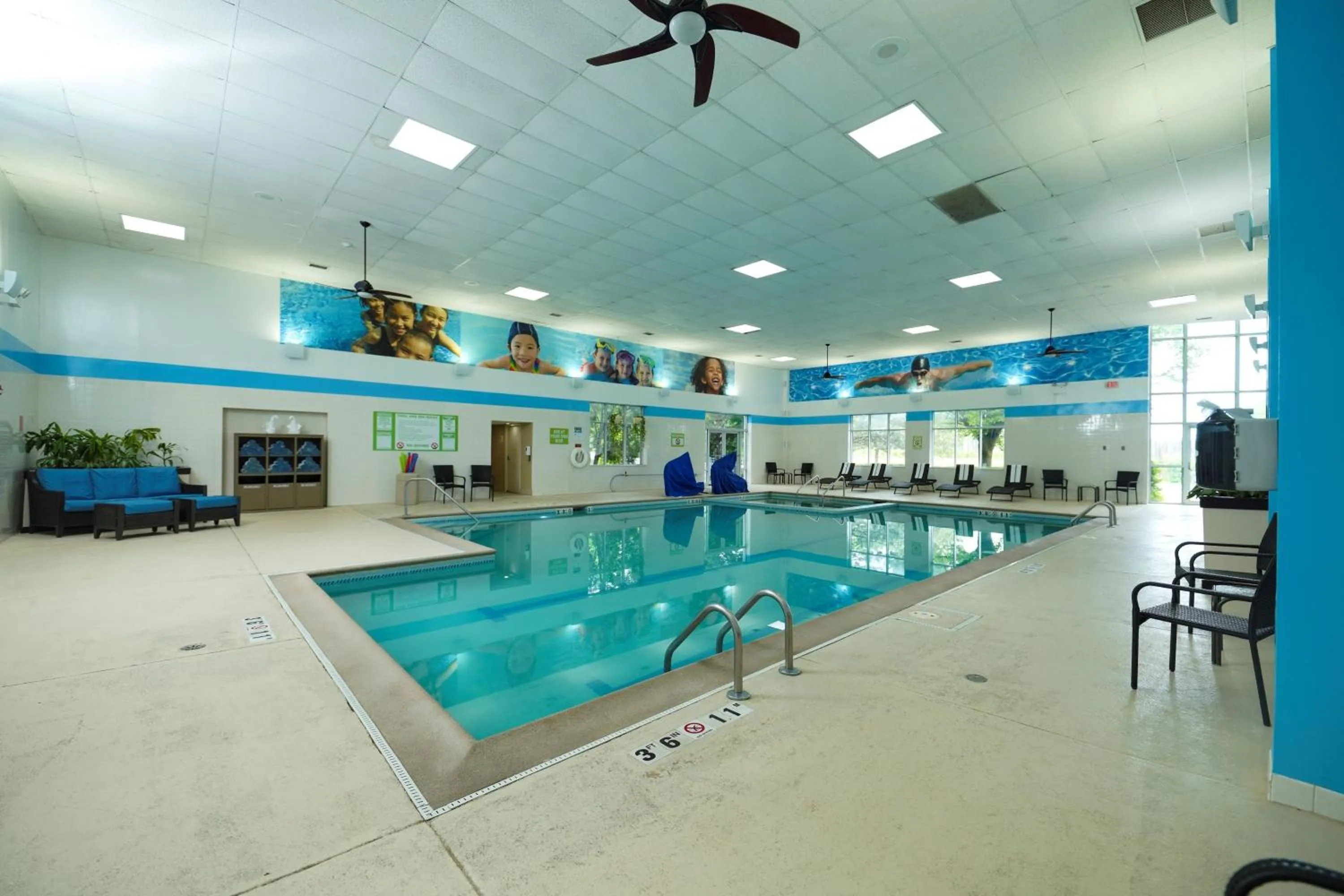 Swimming pool in Holiday Inn & Suites Chicago-Carol Stream Wheaton by IHG