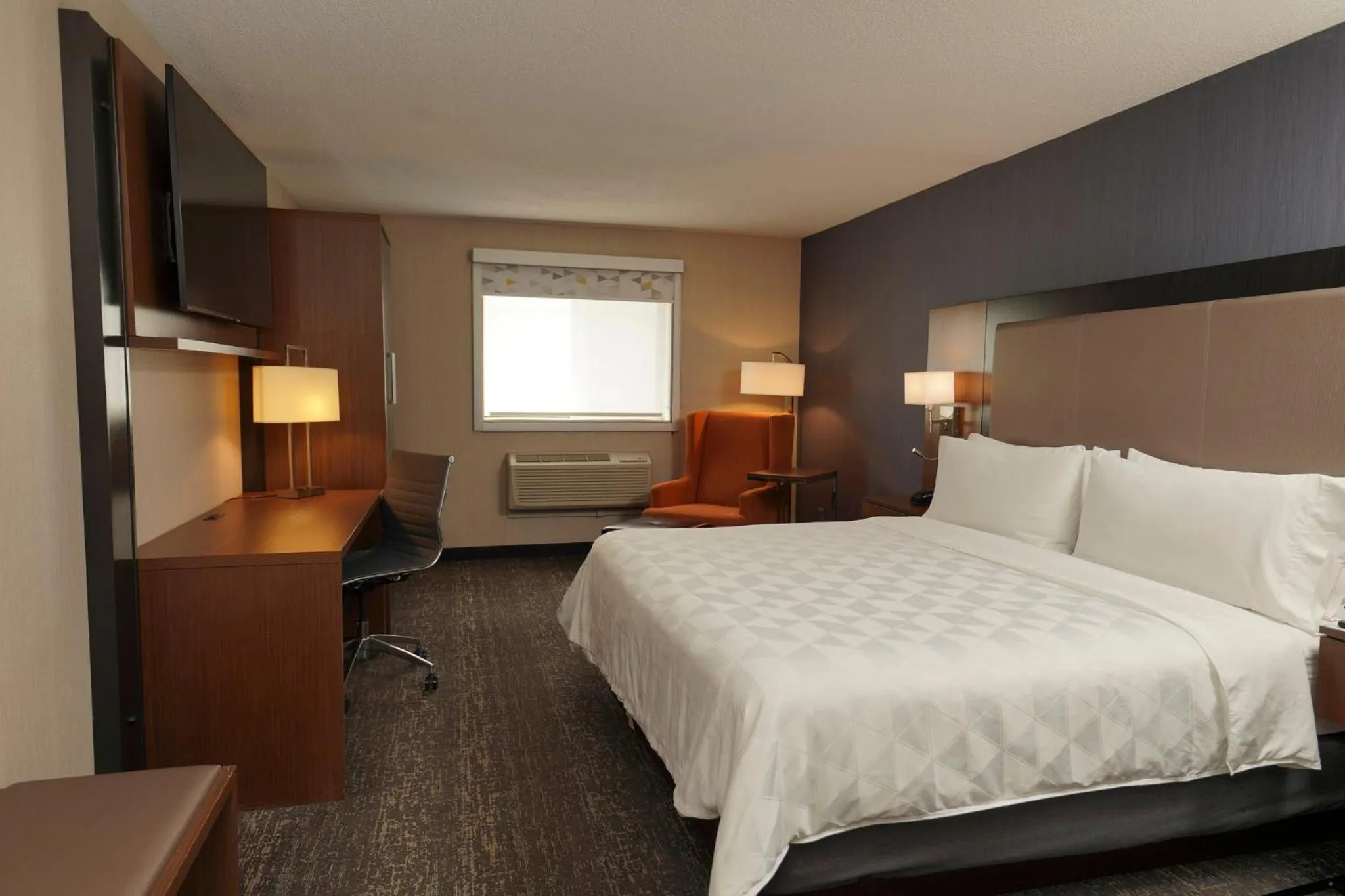 Photo of the whole room, Bed in Holiday Inn & Suites Chicago-Carol Stream Wheaton by IHG