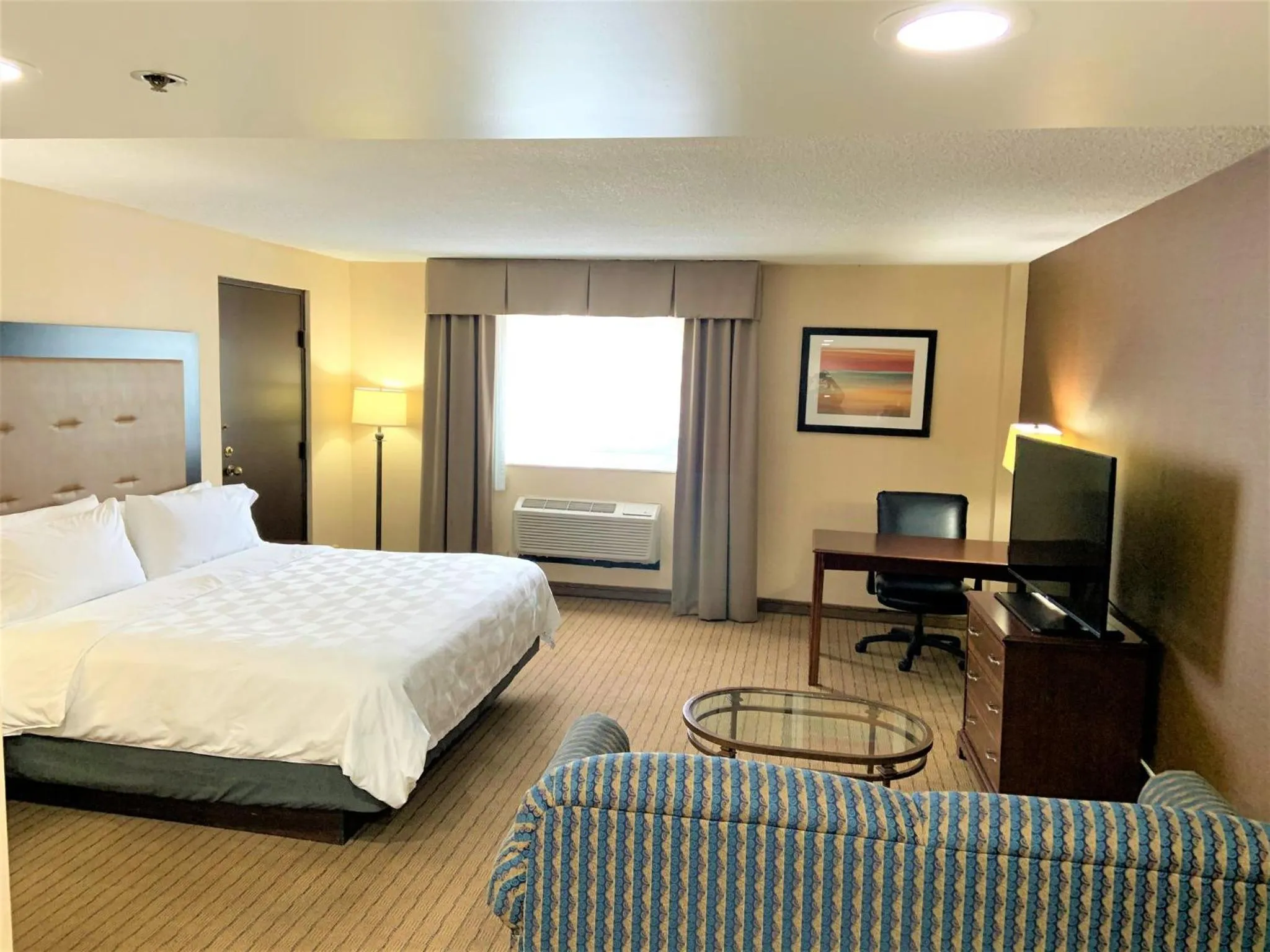 Photo of the whole room, Bed in Holiday Inn & Suites Chicago-Carol Stream Wheaton by IHG
