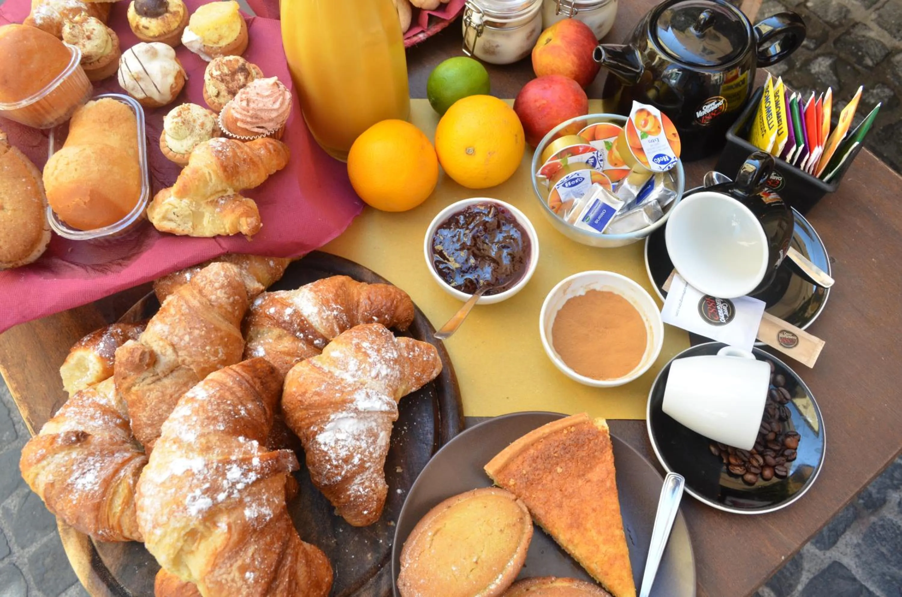 Breakfast in Atlantis Inn Castelgandolfo