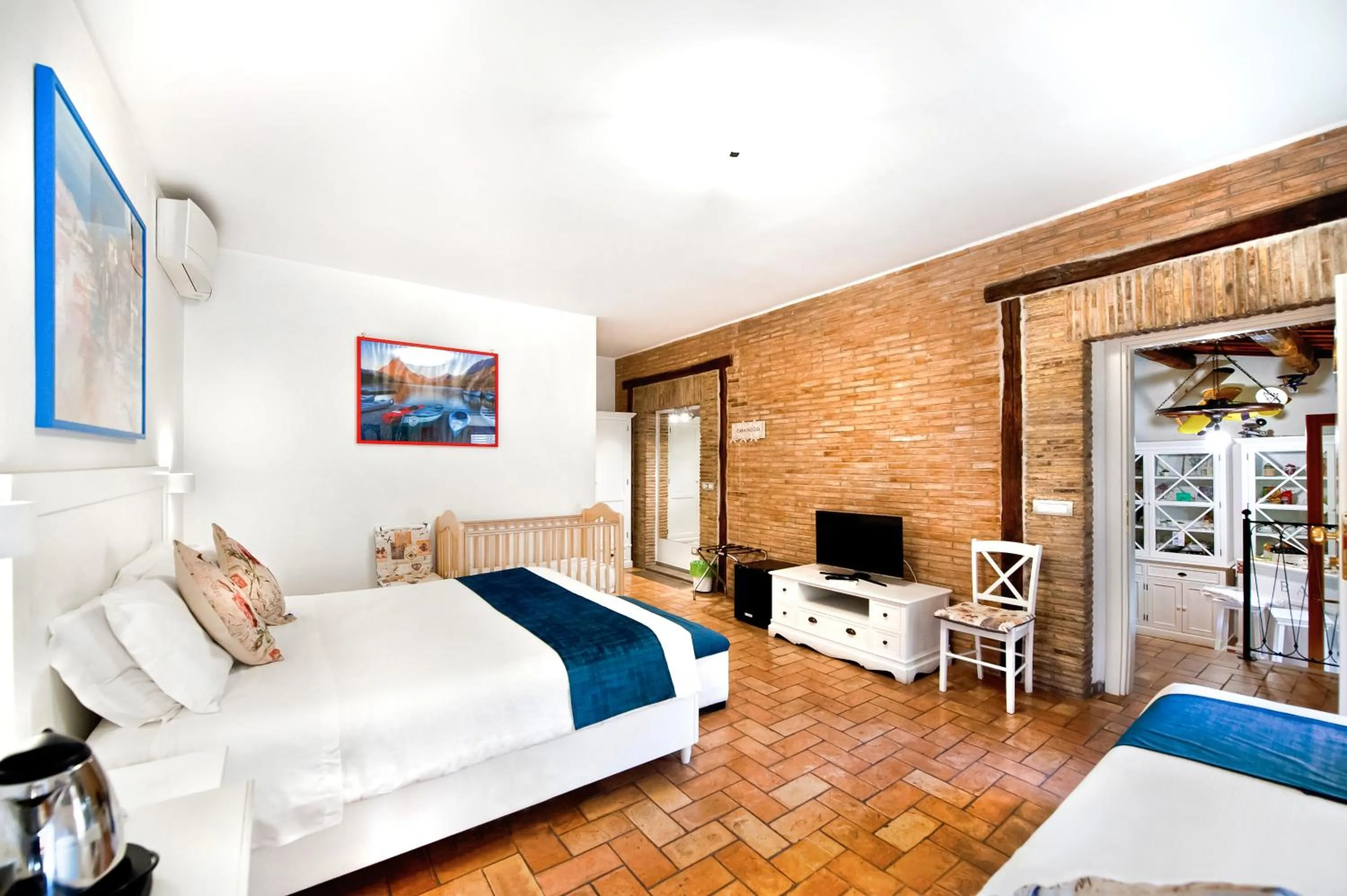 Photo of the whole room, Bed in Atlantis Inn Castelgandolfo