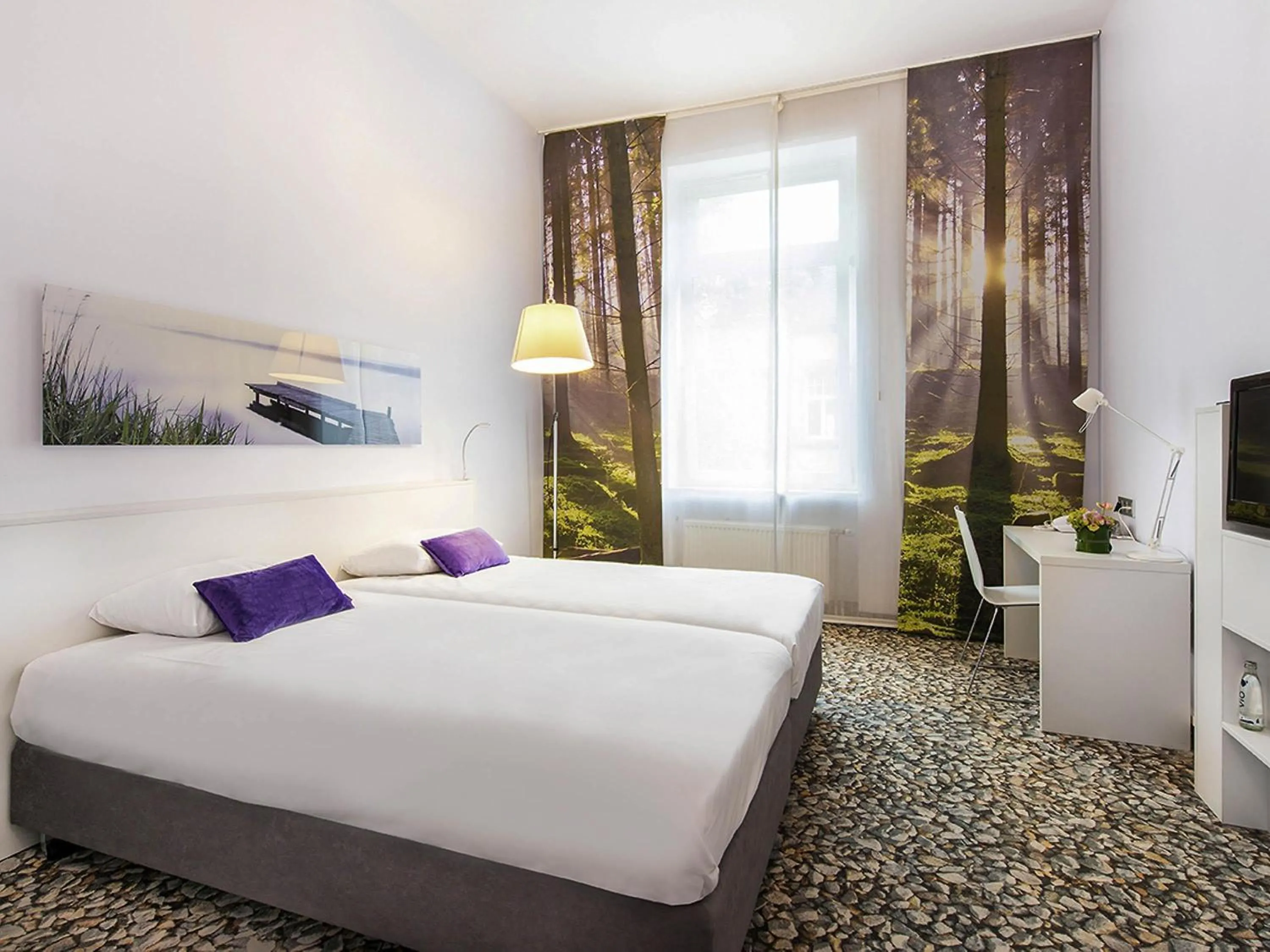 Property building, Bed in Ibis Styles Frankfurt City