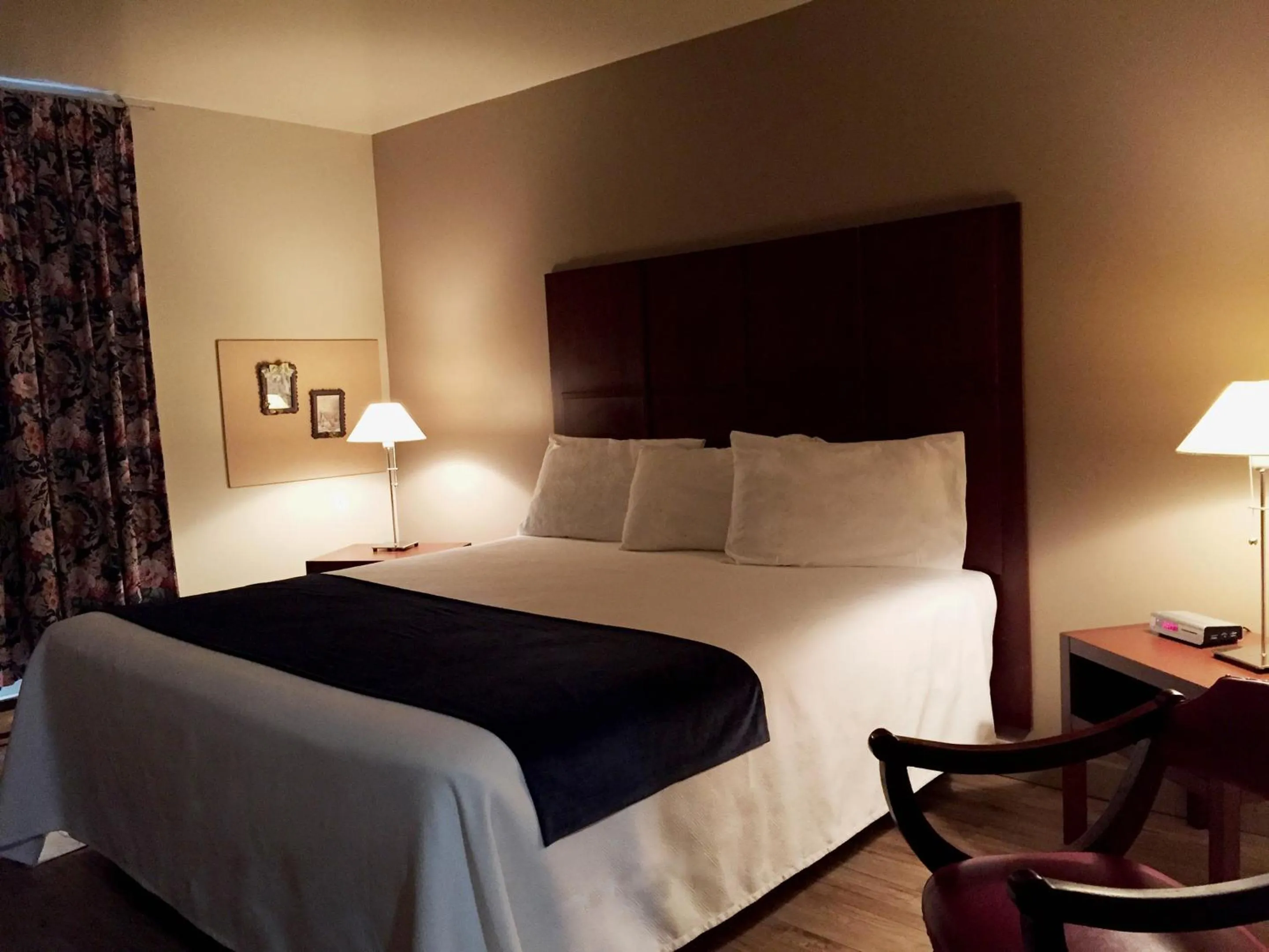 Photo of the whole room, Bed in Hôtel Mingan