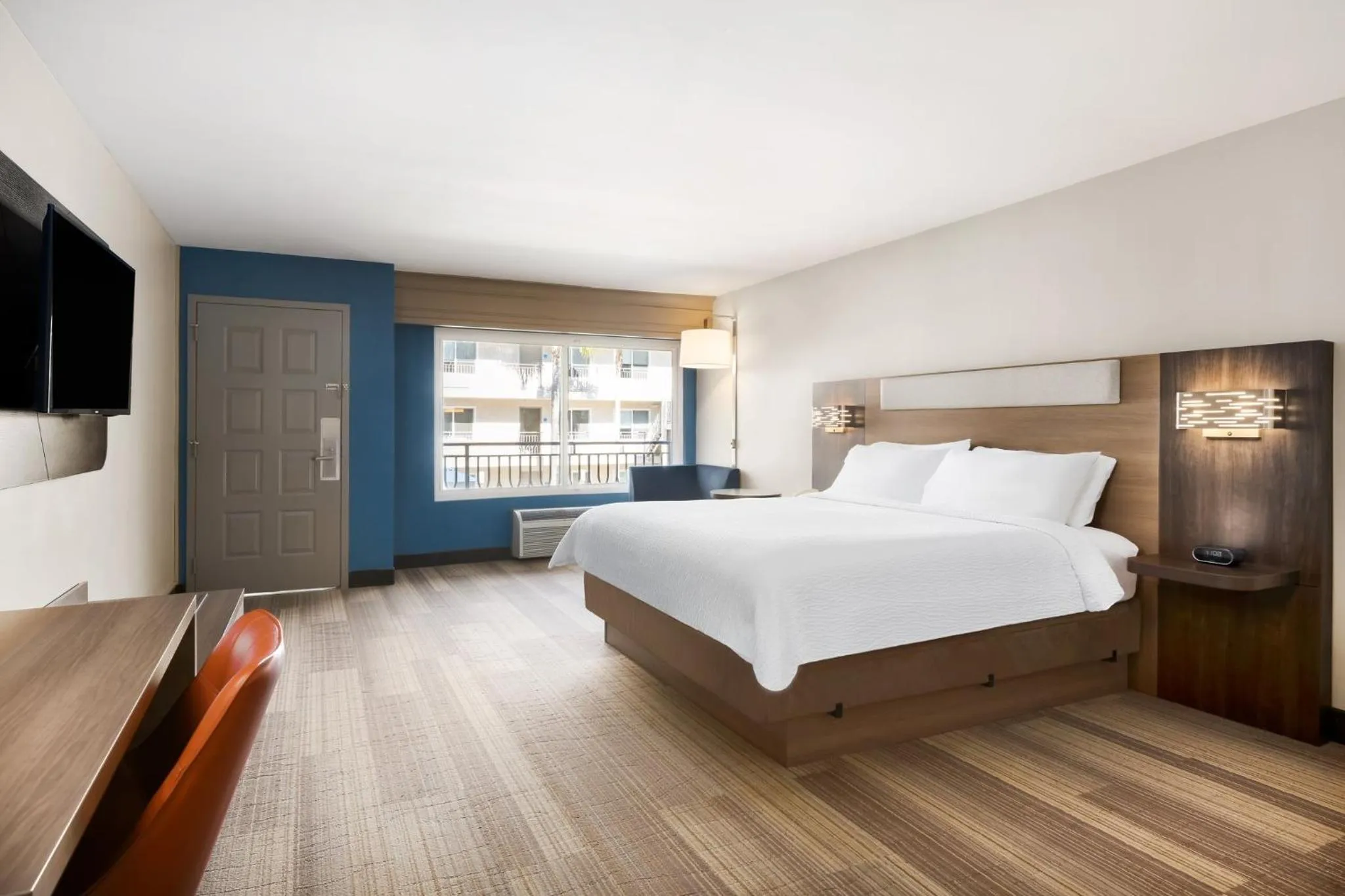 Photo of the whole room, Bed in Holiday Inn Express Simi Valley by IHG