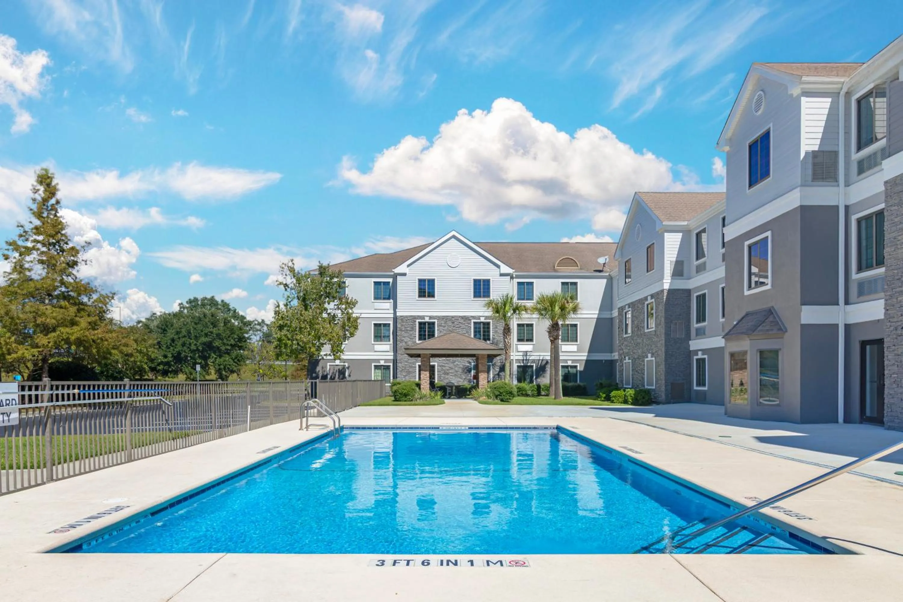 Swimming pool in Comfort Inn & Suites Savannah Airport