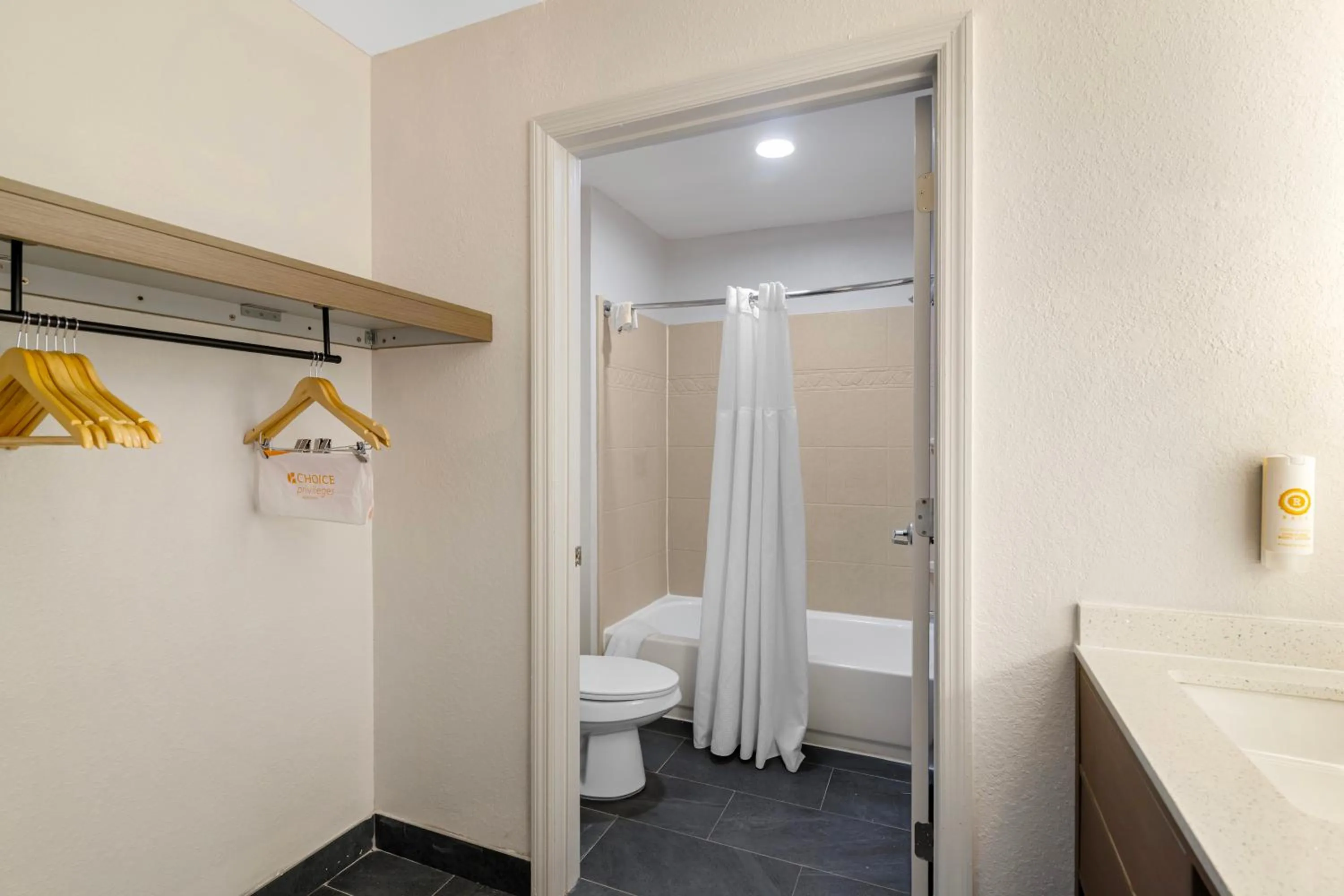Bathroom in Comfort Inn & Suites Savannah Airport