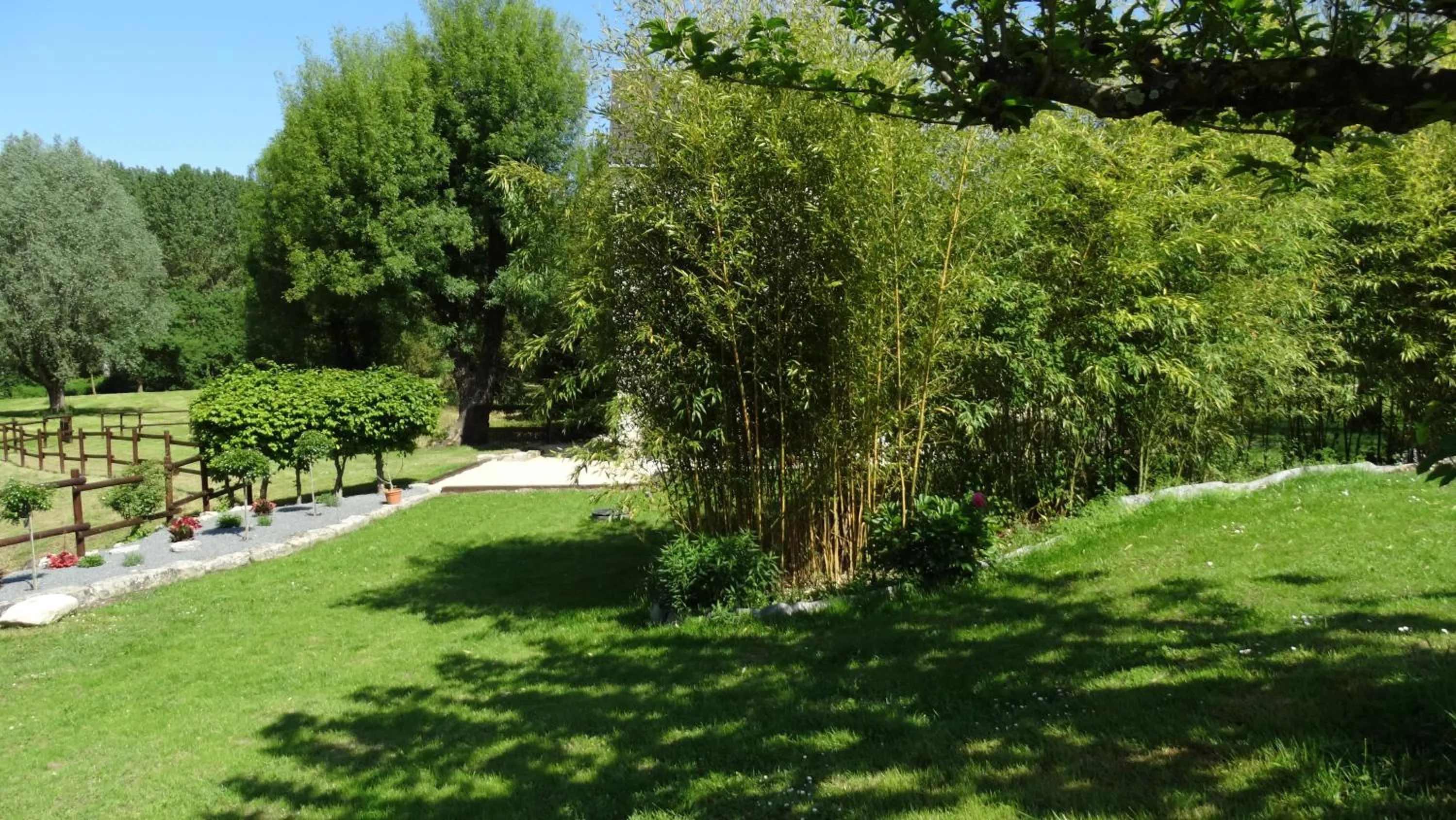 Garden view in Moulin de reigner