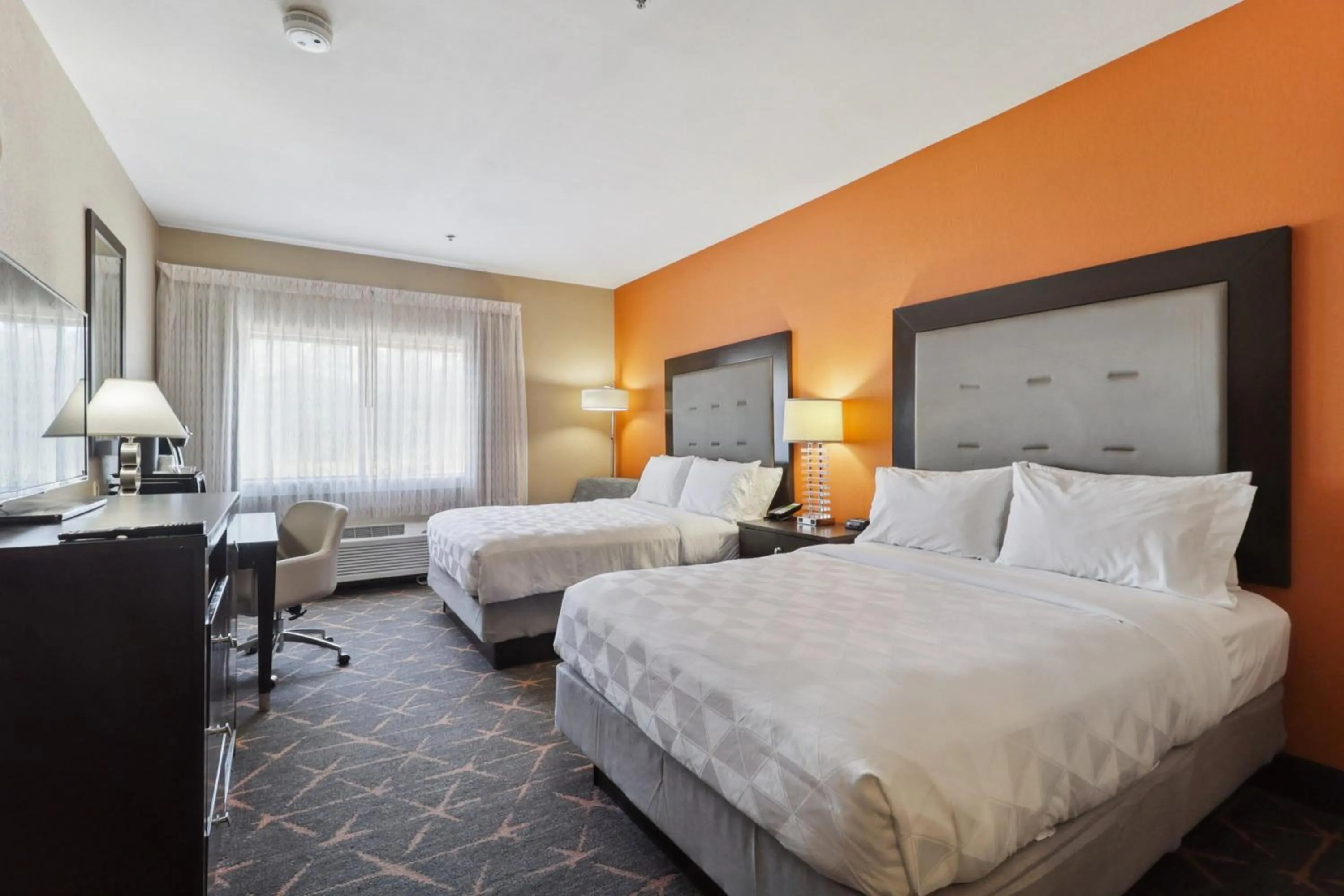 Photo of the whole room, Bed in Holiday Inn Hotel & Suites Slidell by IHG