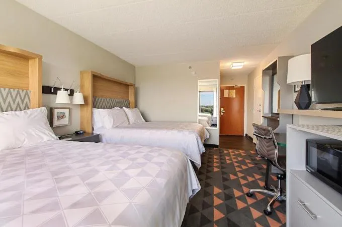 Bed in Holiday Inn Chicago Nw Crystal Lk Conv Ctr by IHG