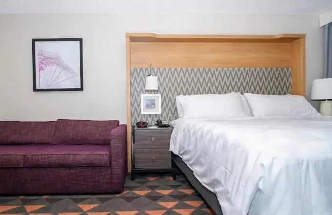 Bed in Holiday Inn Chicago Nw Crystal Lk Conv Ctr by IHG