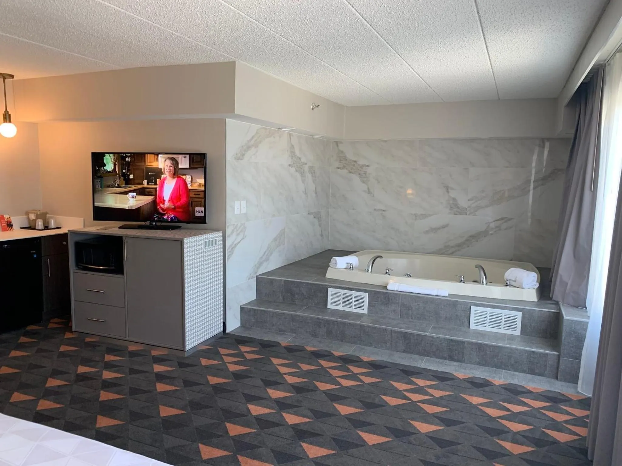 Photo of the whole room, Bed in Holiday Inn Chicago Nw Crystal Lk Conv Ctr by IHG