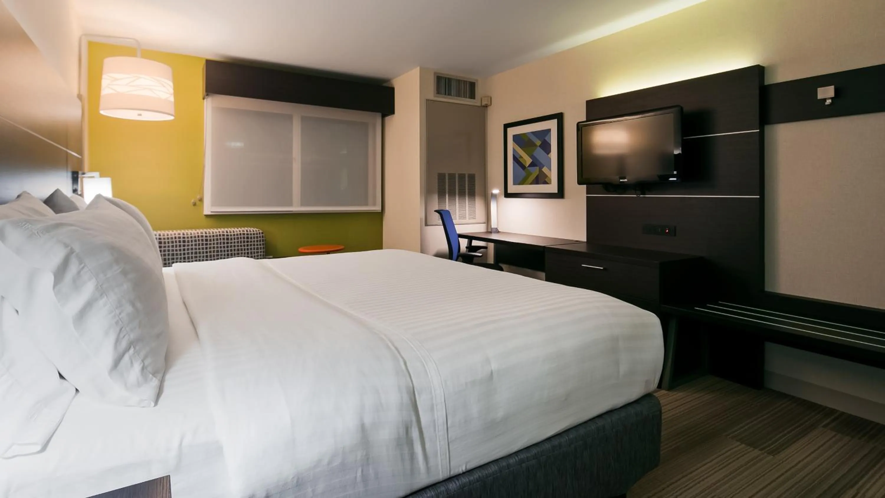 Bedroom, Bed in Holiday Inn Express Hotel & Suites Everett by IHG