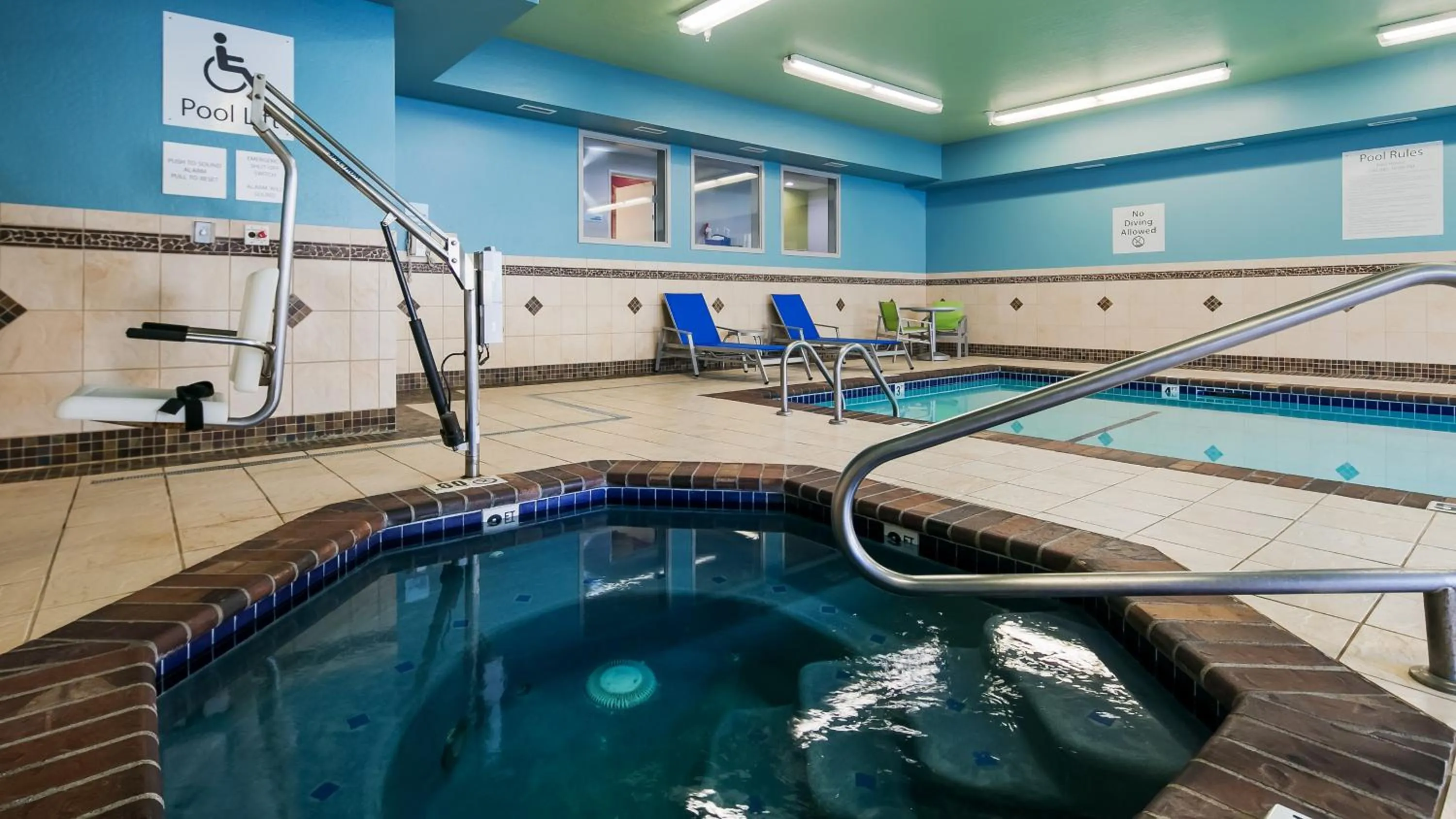 Swimming pool in Holiday Inn Express Hotel & Suites Everett by IHG