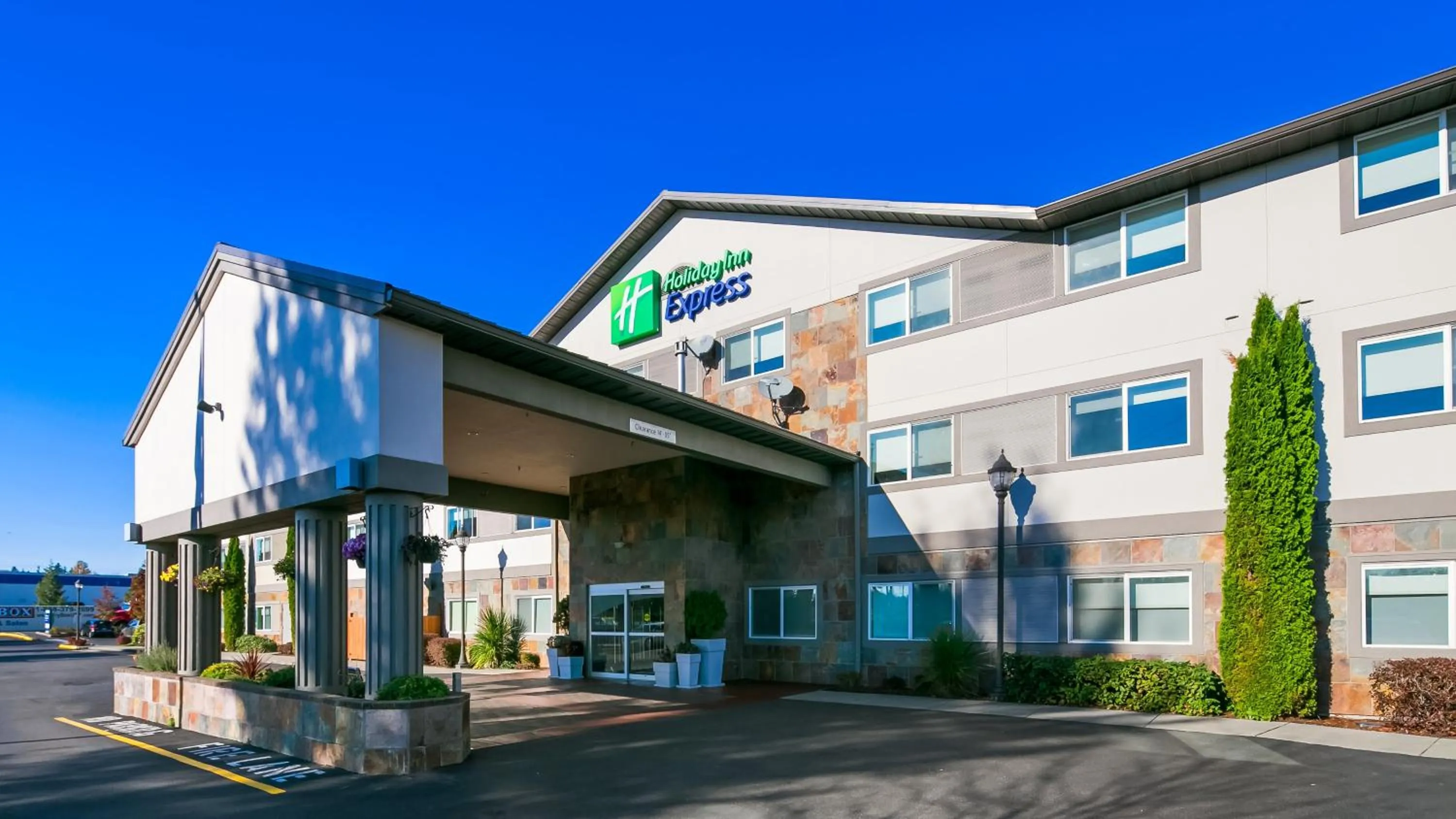 Property building in Holiday Inn Express Hotel & Suites Everett by IHG