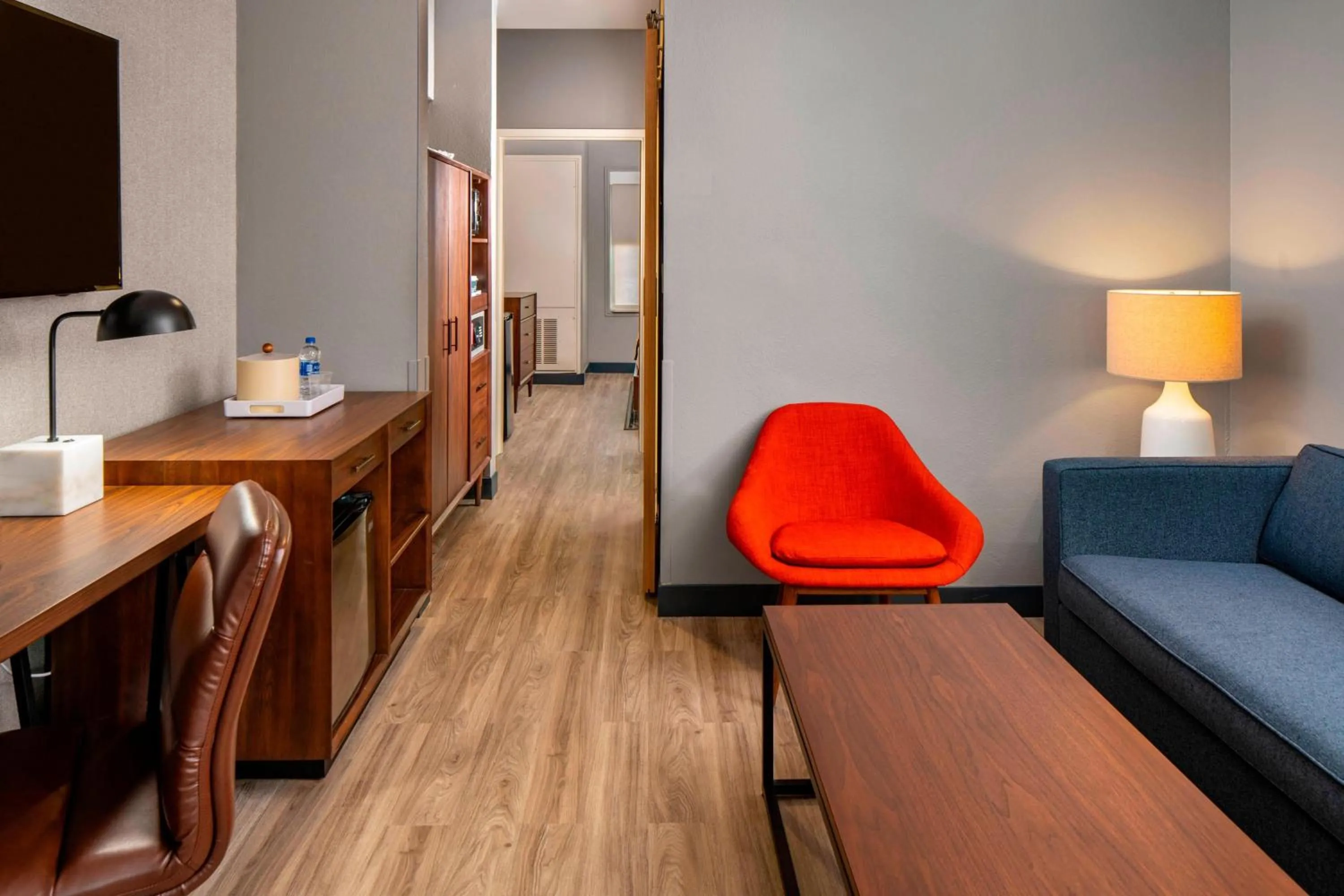 Living room in Four Points by Sheraton Dallas Arlington Entertainment District