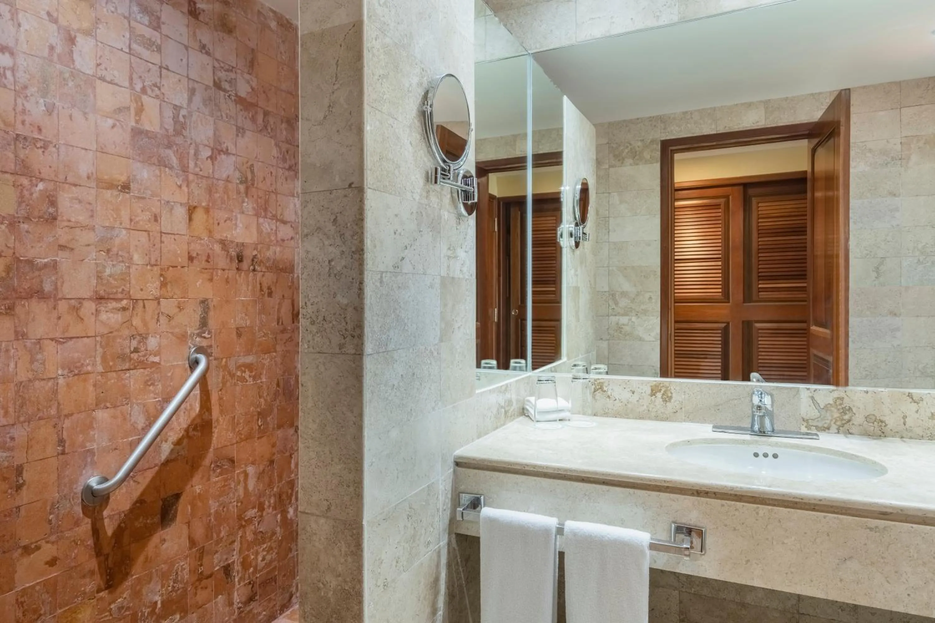 Bathroom in Iberostar Waves Paraíso Beach - All Inclusive