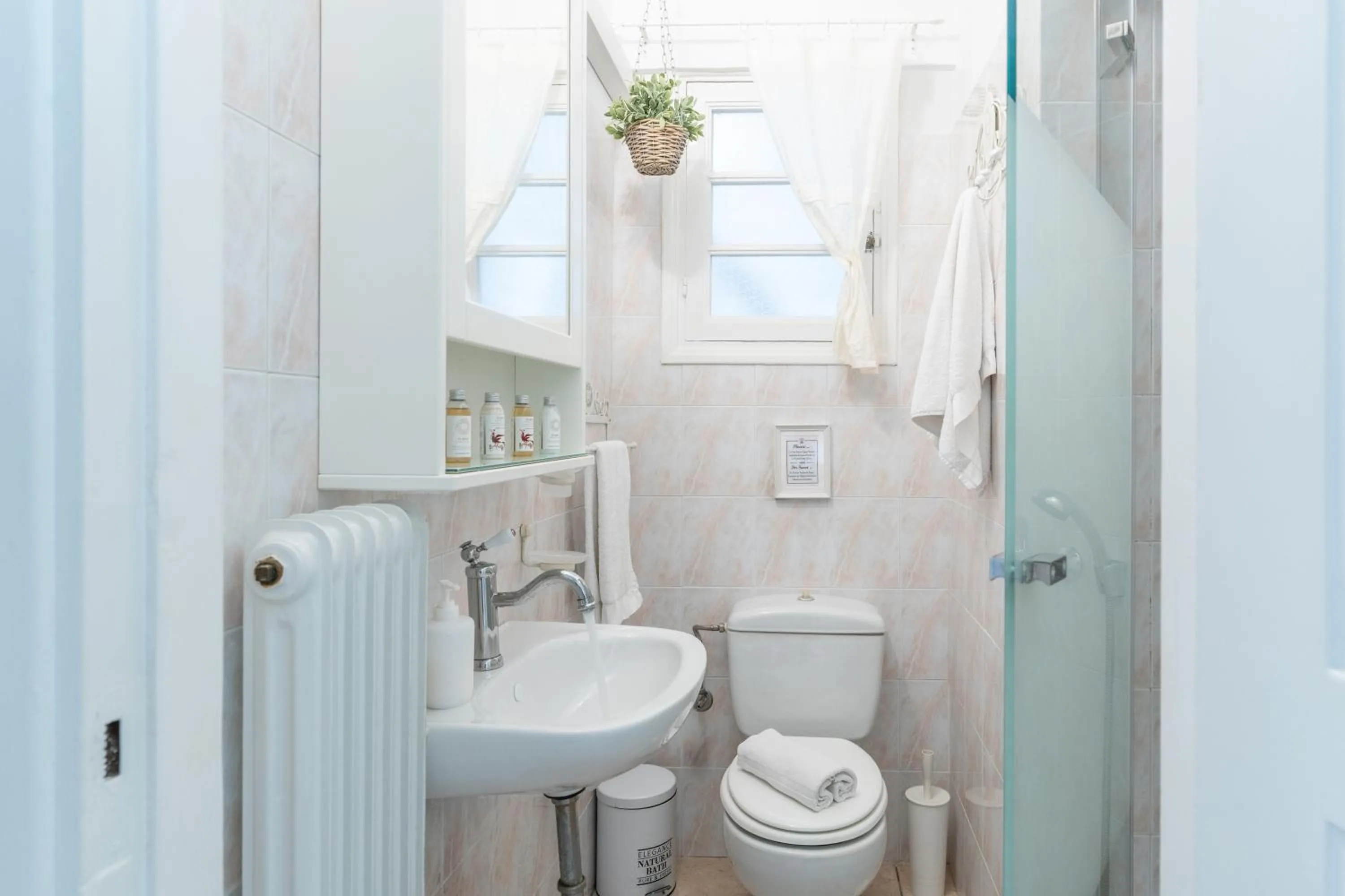 Shower in The Koukaki Residence