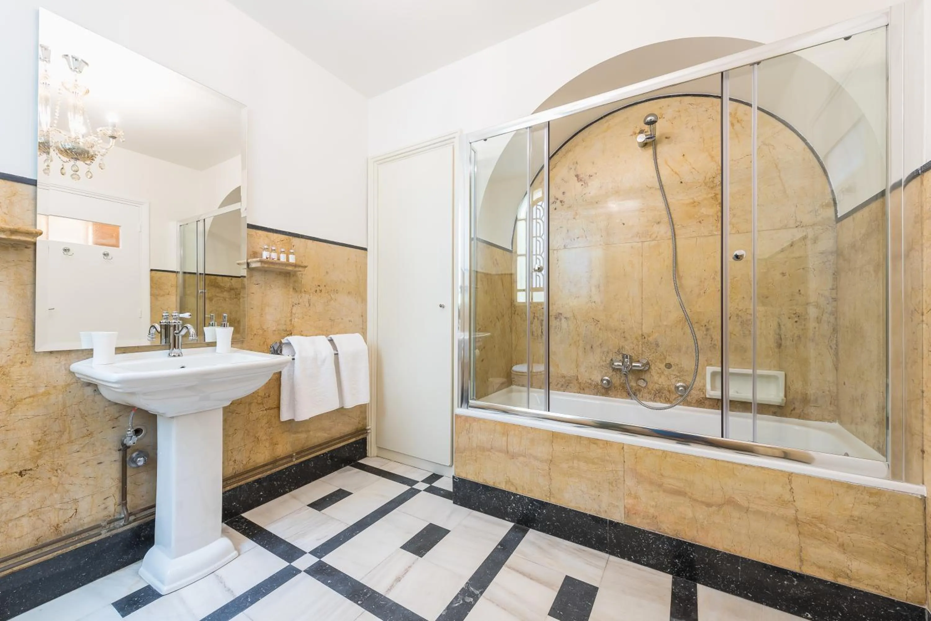 Shower in The Koukaki Residence