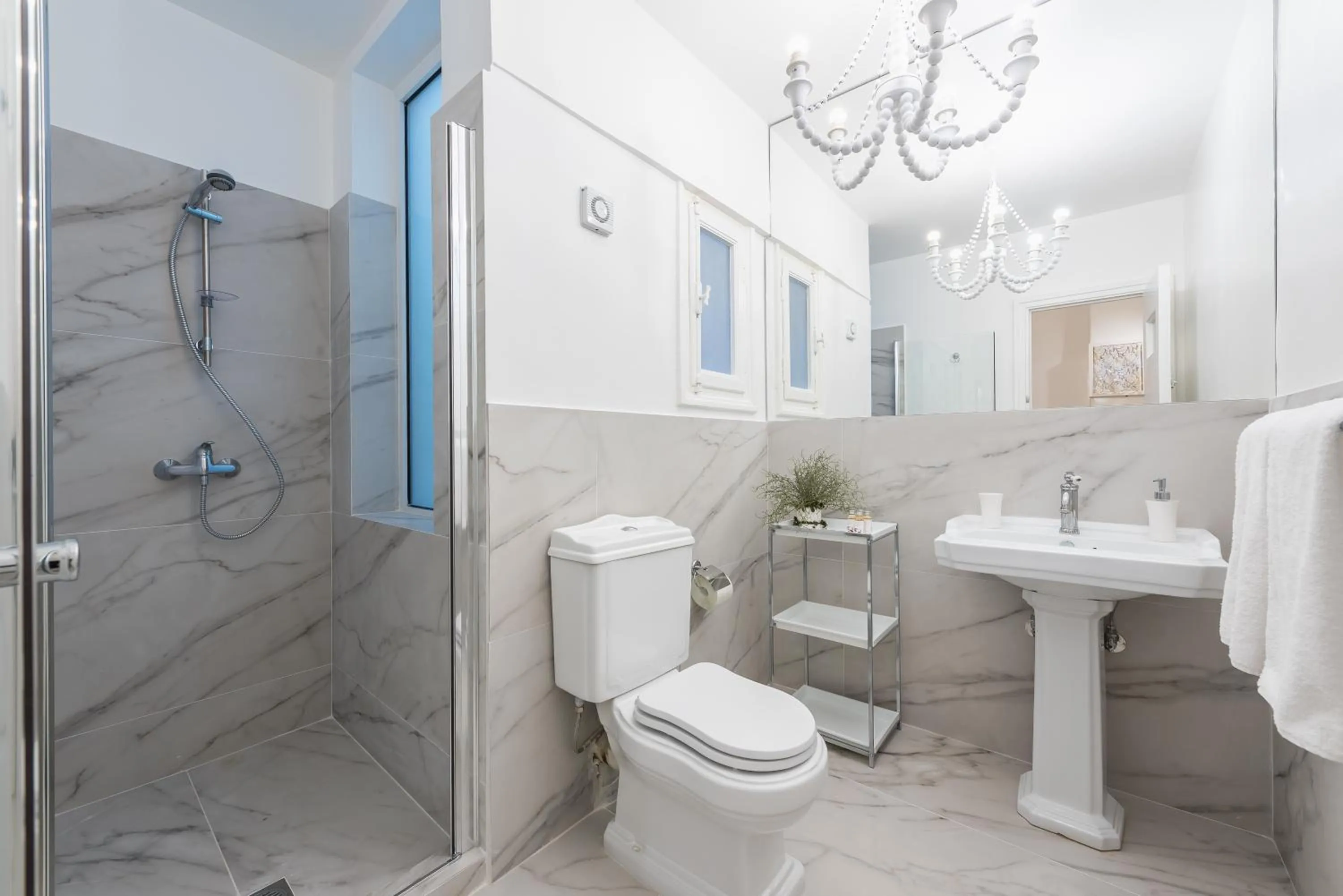 Shower in The Koukaki Residence