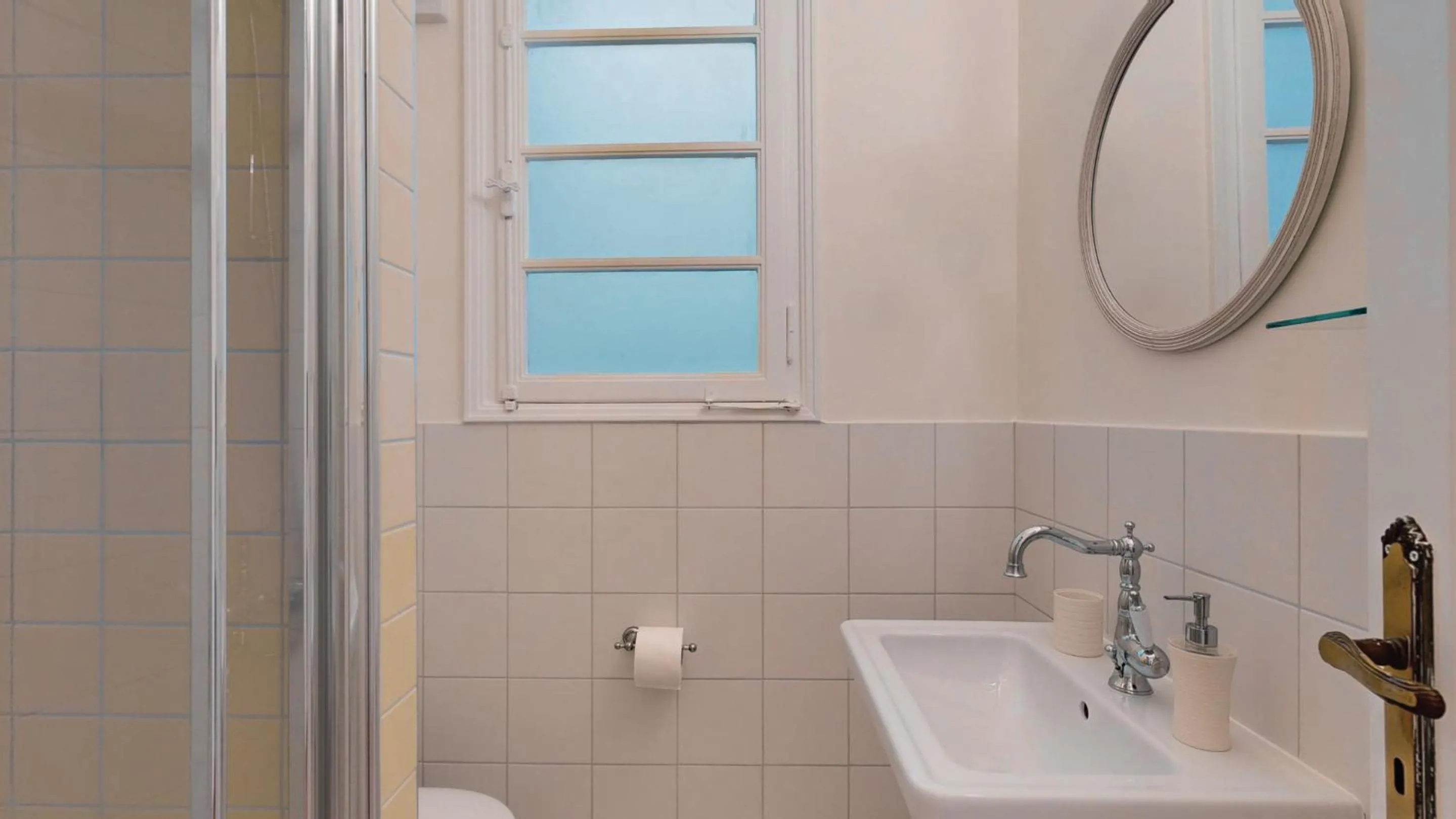 Shower in The Koukaki Residence