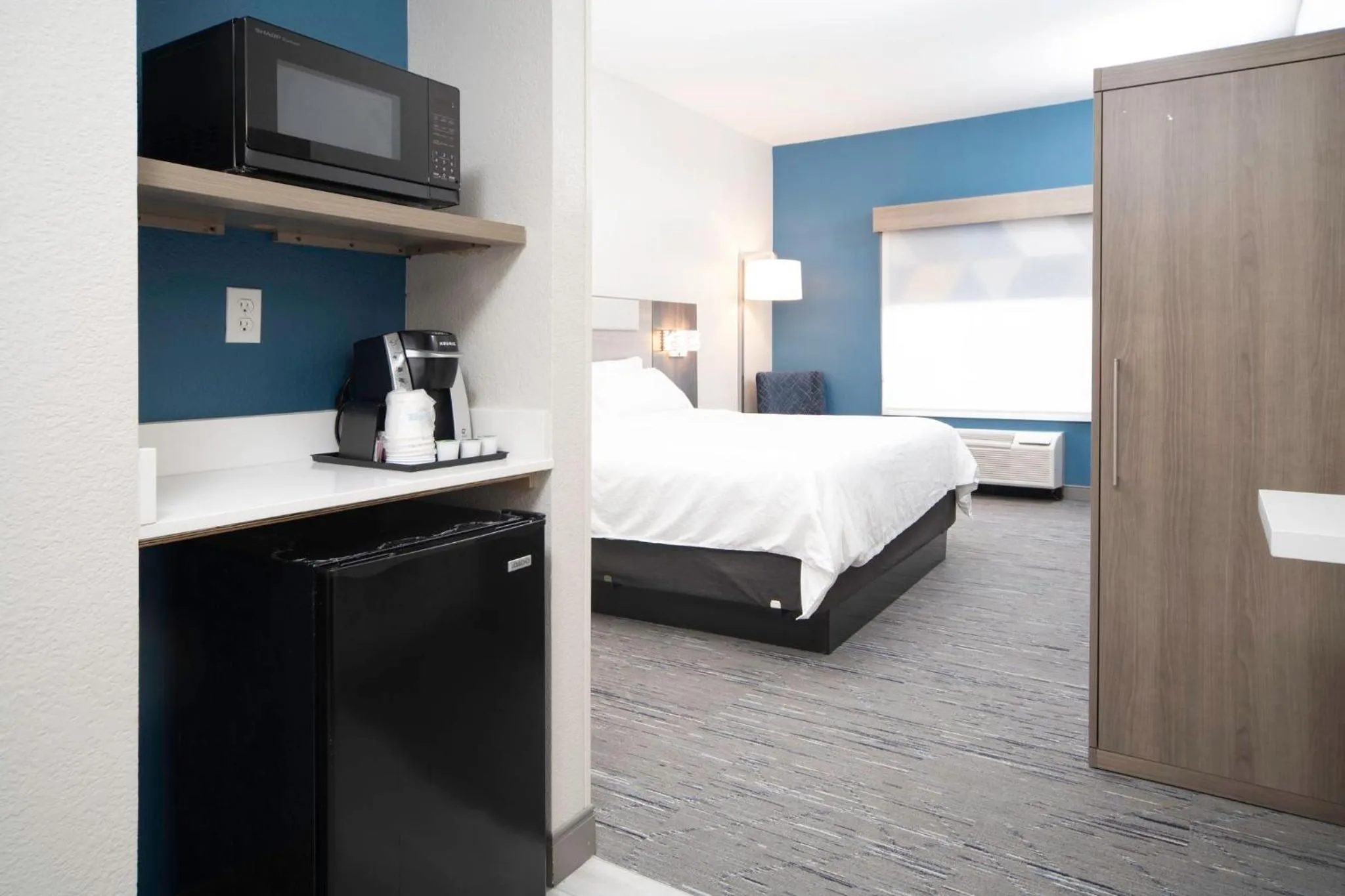 Photo of the whole room, Bed in Holiday Inn Express and Suites Atlanta-Johns Creek by IHG