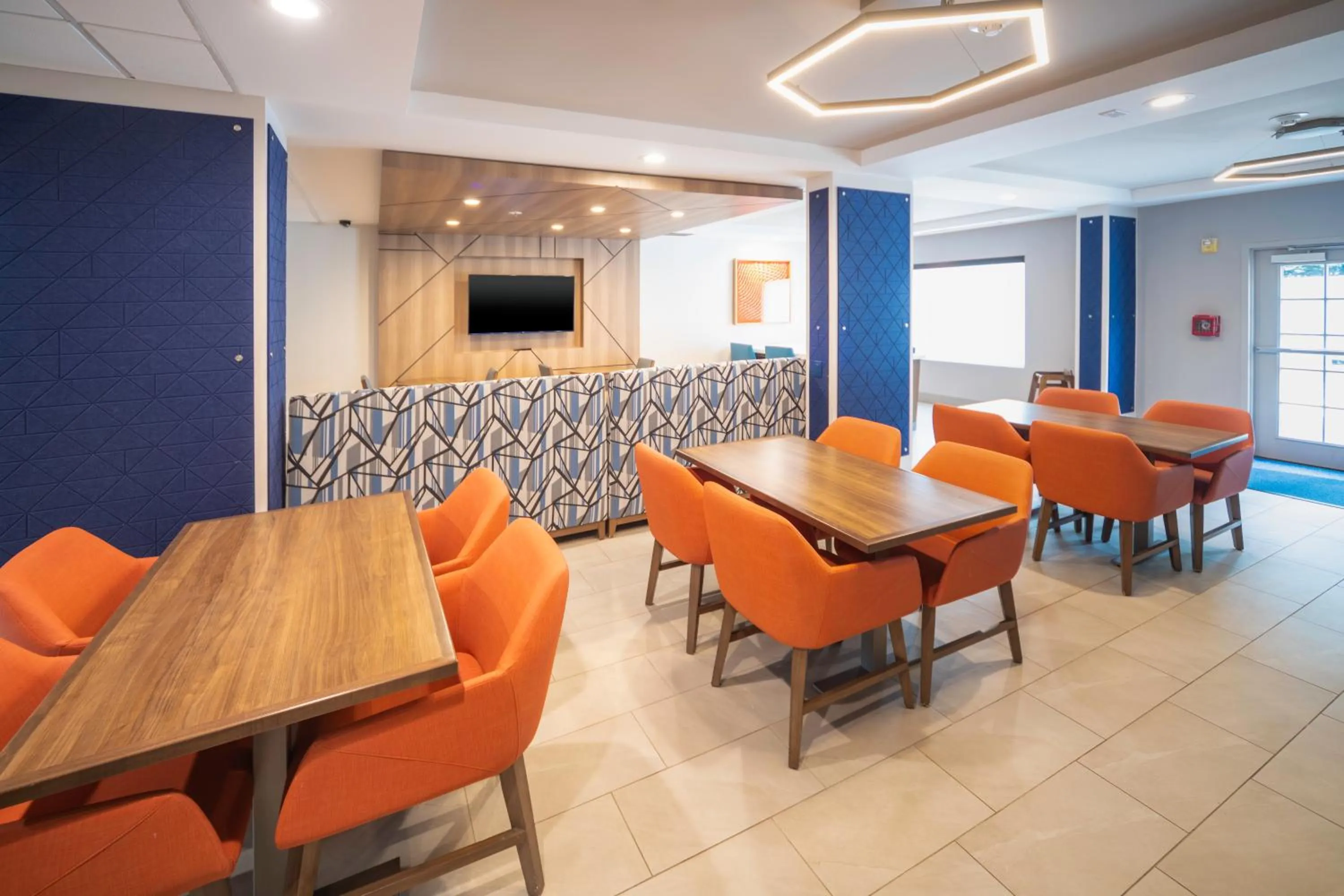 Dining area in Holiday Inn Express and Suites Atlanta-Johns Creek by IHG