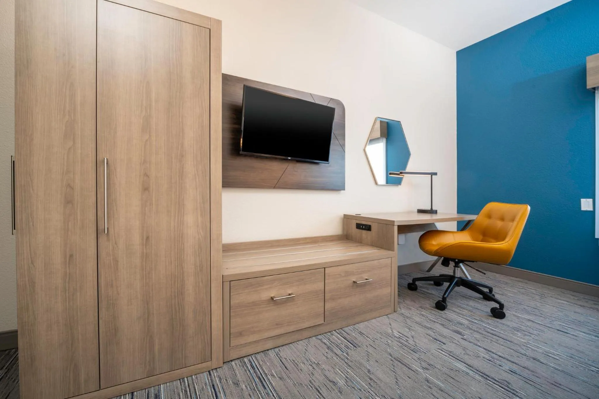 Photo of the whole room in Holiday Inn Express and Suites Atlanta-Johns Creek by IHG