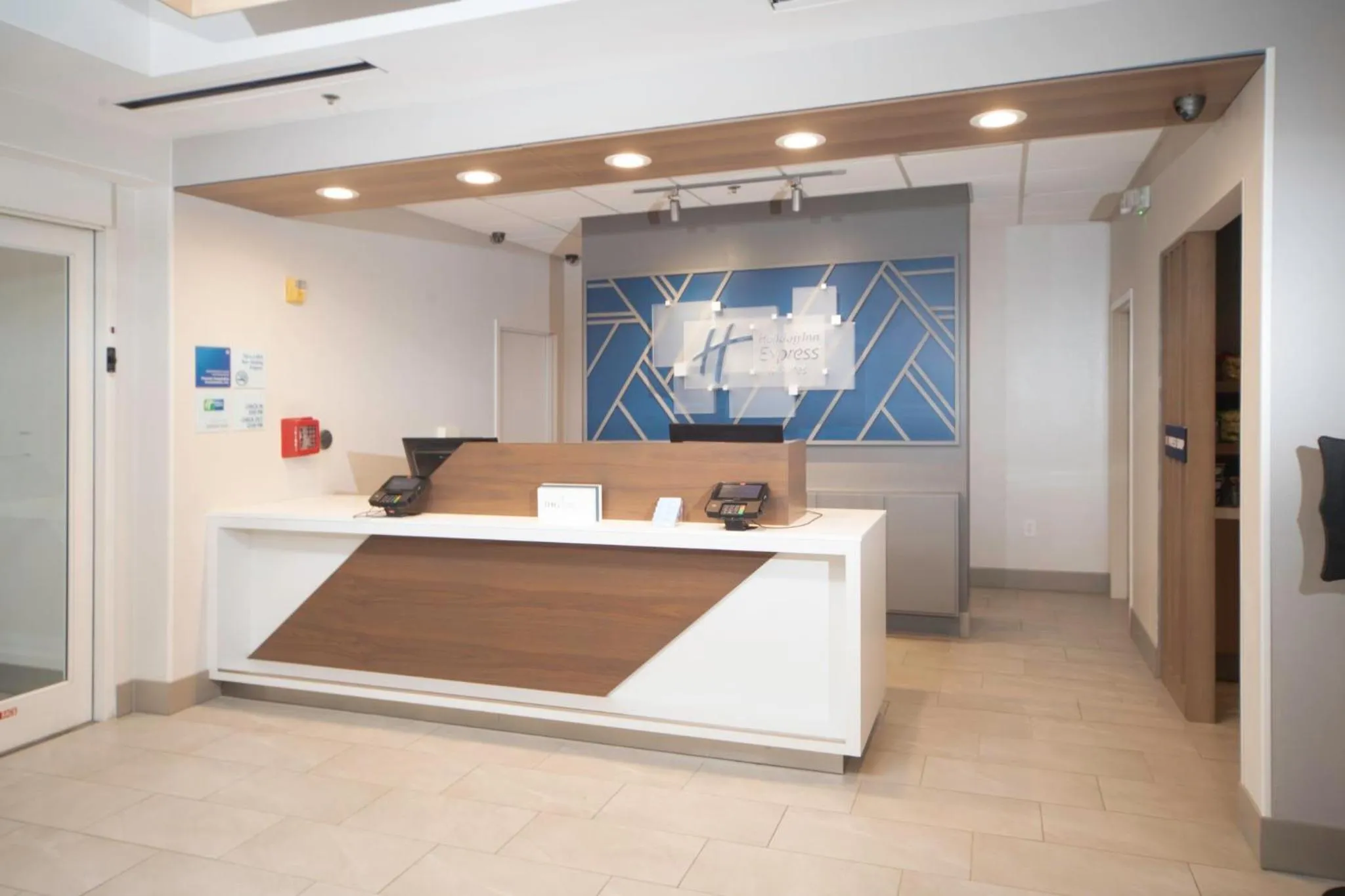 Lobby or reception, Bed in Holiday Inn Express and Suites Atlanta-Johns Creek by IHG