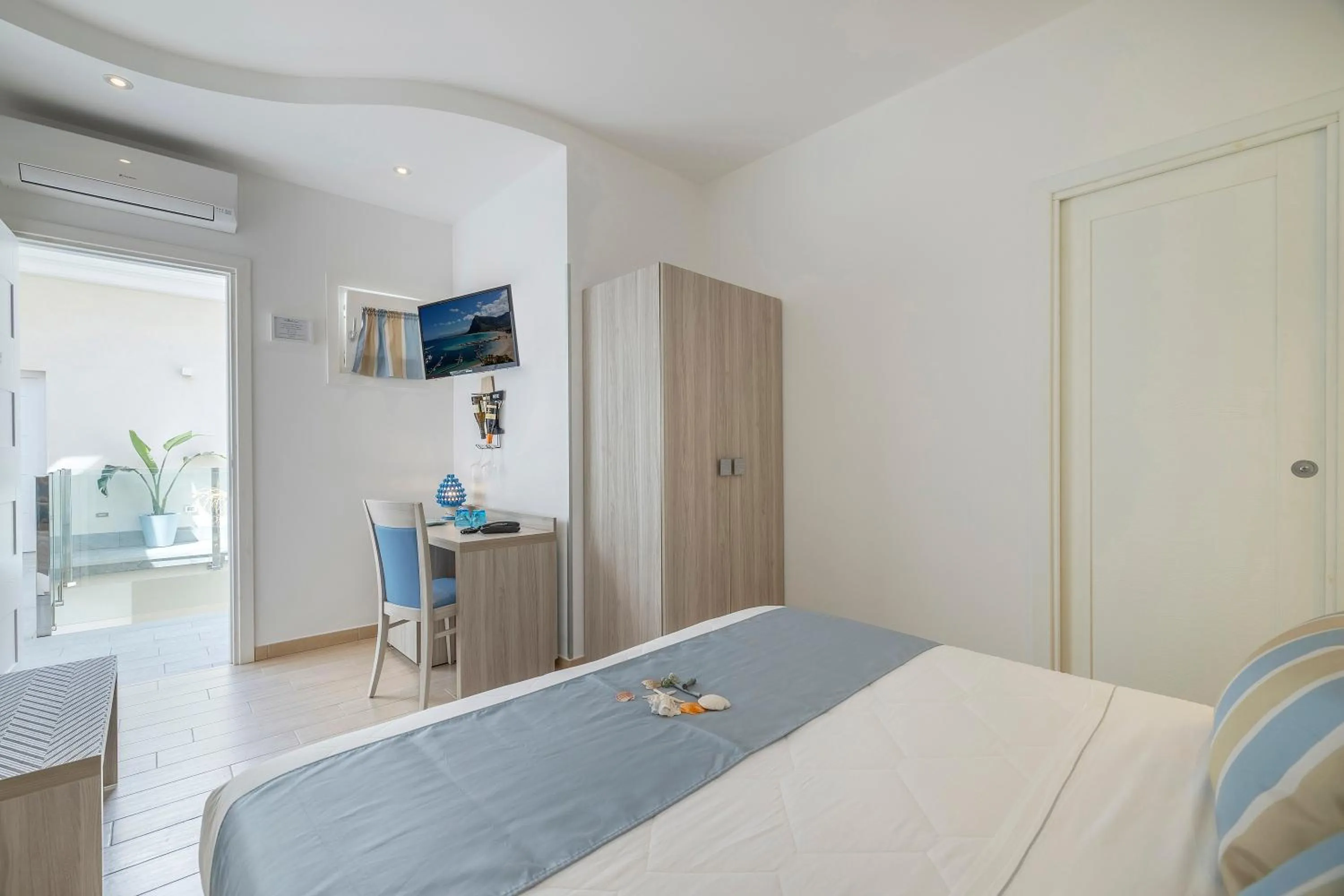 TV and multimedia, Bed in Hotel Soffio D'Estate