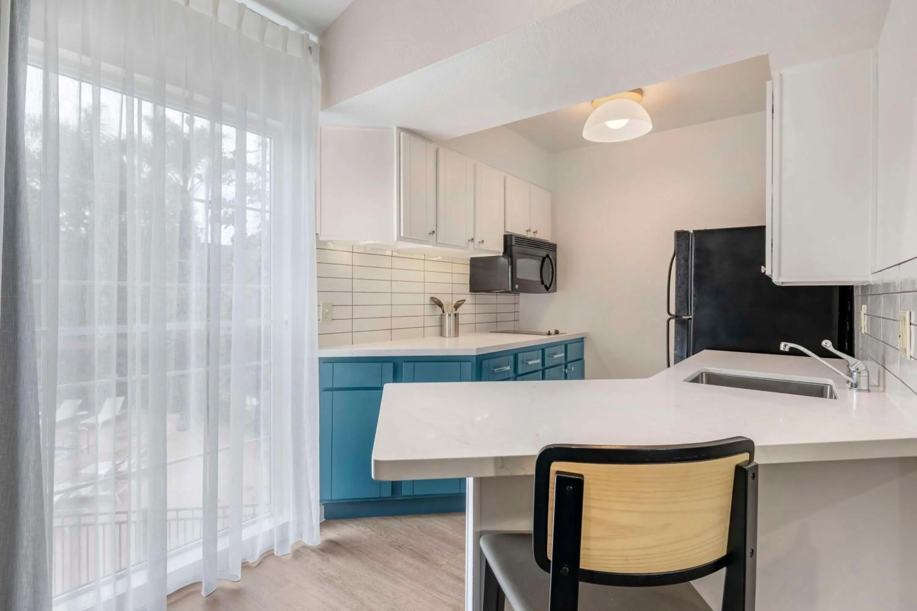 Kitchen or kitchenette in Sonesta ES Suites Torrance Redondo Beach