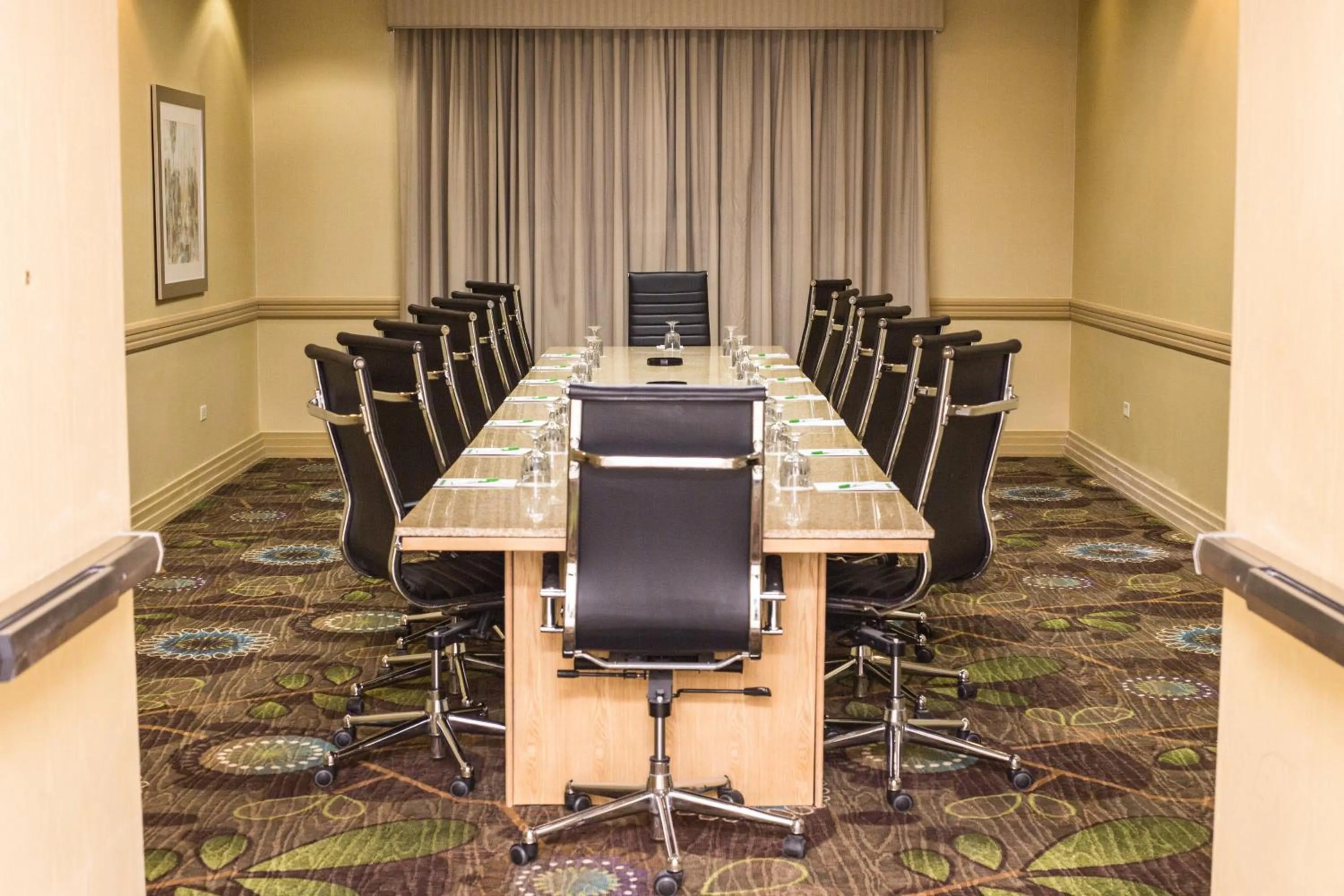 Meeting/conference room in Holiday Inn & Suites Bolingbrook by IHG