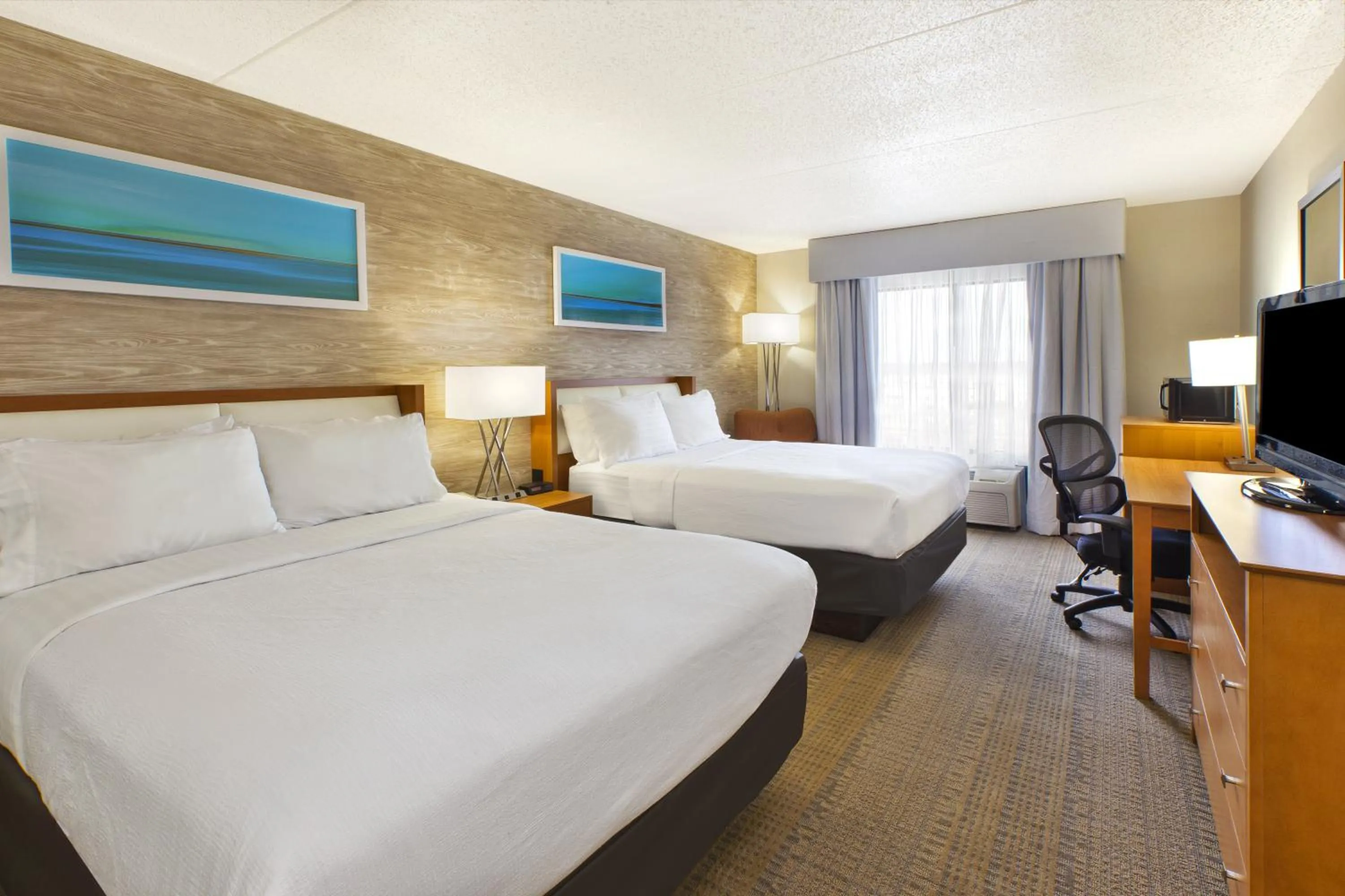 Photo of the whole room, Bed in Holiday Inn & Suites Bolingbrook by IHG