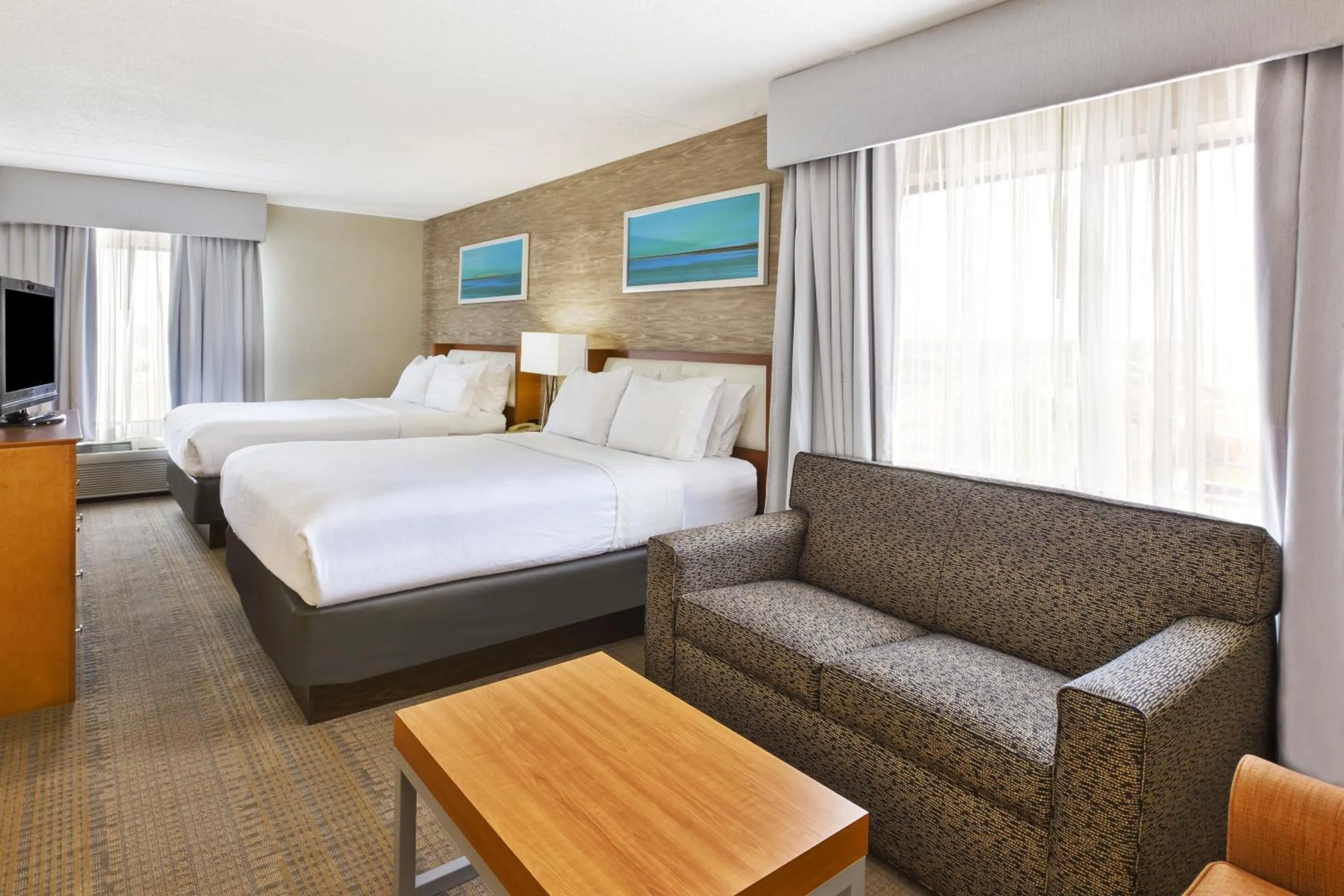 Photo of the whole room, Bed in Holiday Inn & Suites Bolingbrook by IHG
