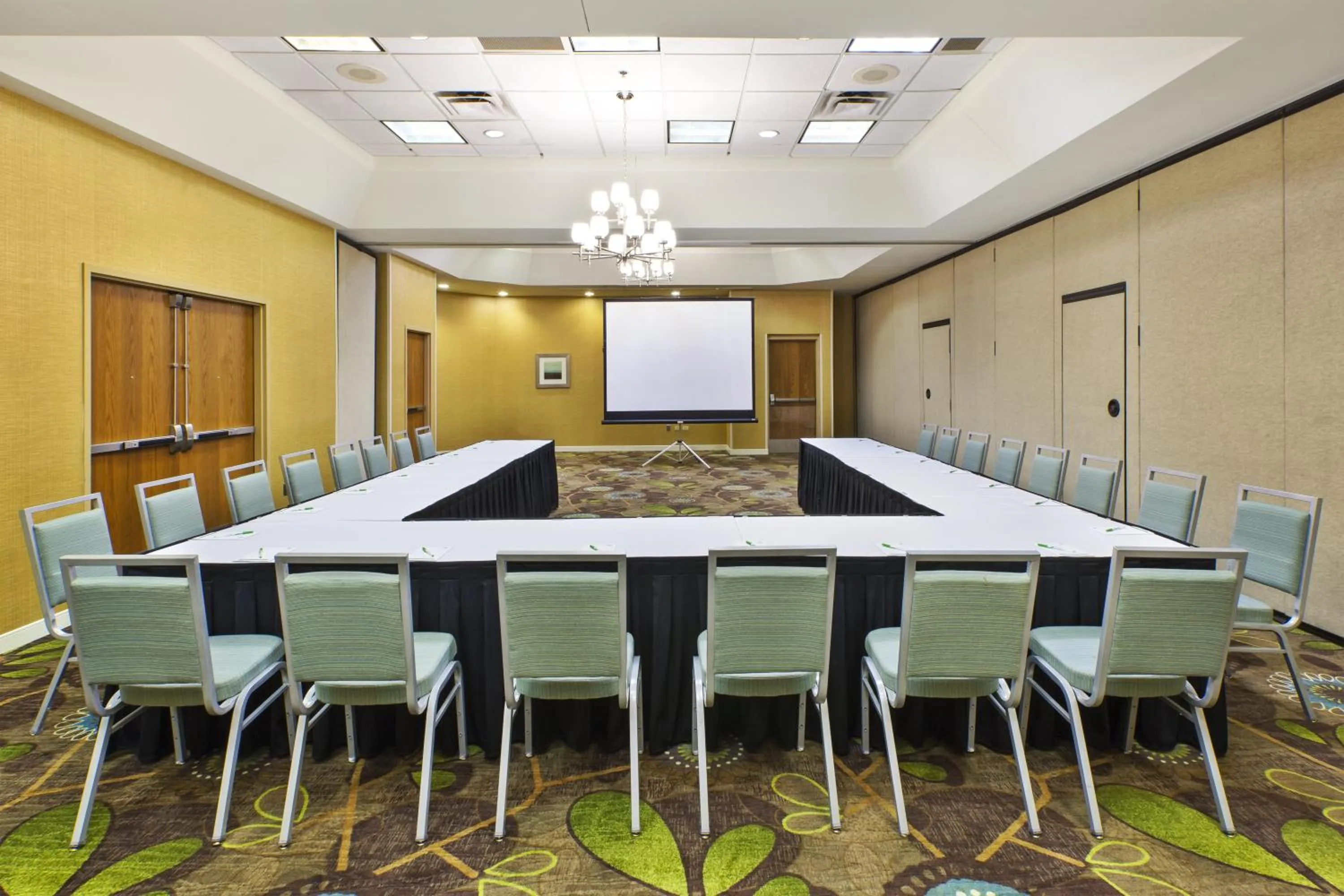 Meeting/conference room in Holiday Inn & Suites Bolingbrook by IHG