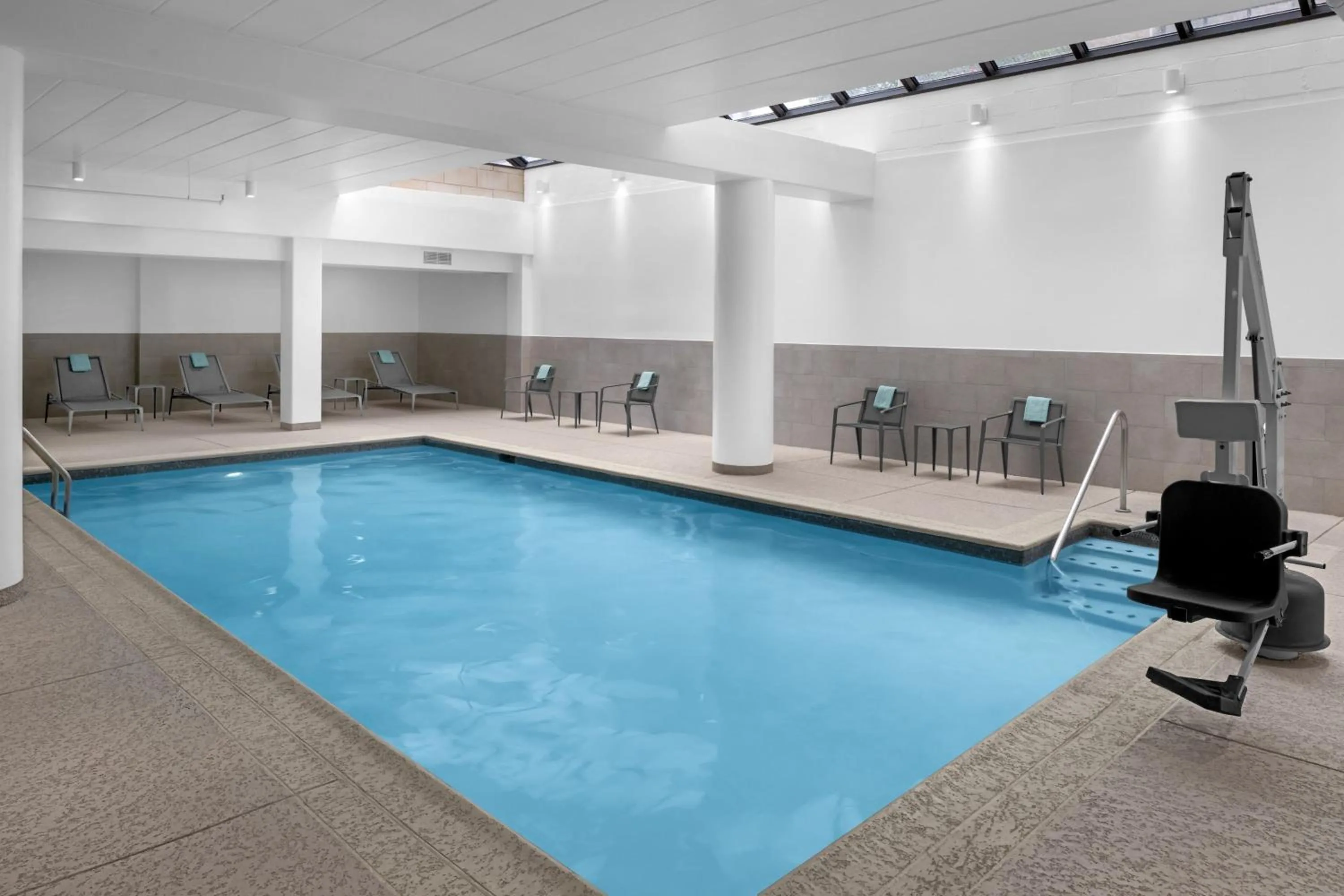 Swimming pool in Courtyard by Marriott Pittsburgh University Center